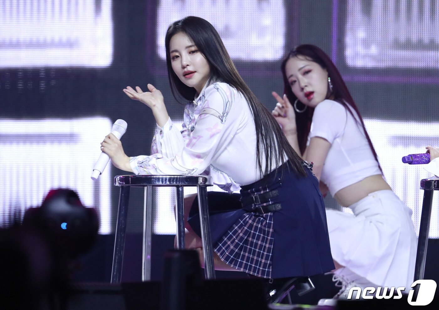 본문 이미지 - 브레이브걸스(BraveGirls) 유정이 14일 경기도 고양시 킨텍스에서 열린 ‘2021 월드 케이팝 콘서트(한국문화축제)’에 출연해 의자를 소품삼아 '롤린' 무대를 선보이고 있다. ⓒ News1 권현진 기자