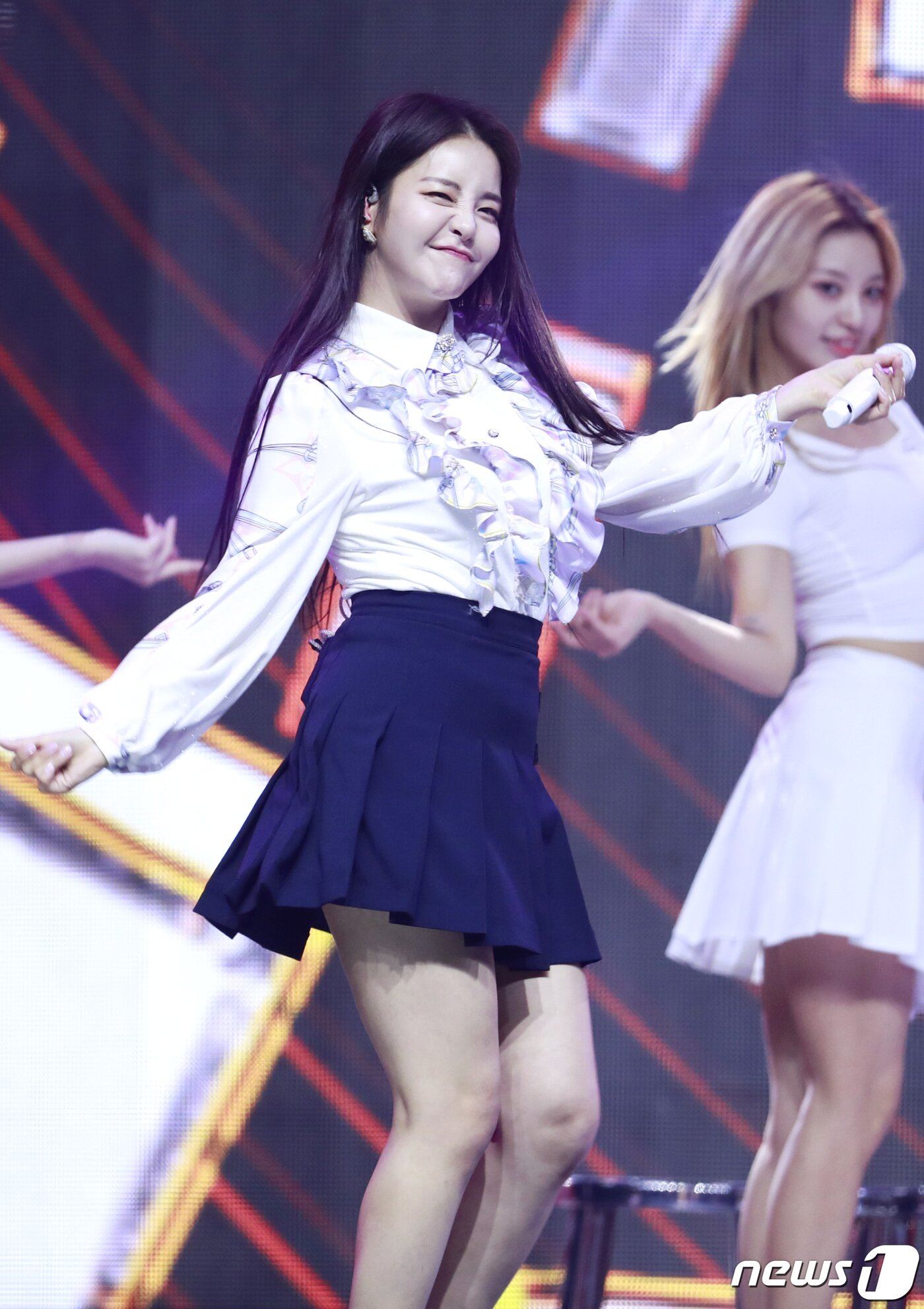 본문 이미지 - 브레이브걸스 유정이 14일 경기도 고양시 킨텍스에서 열린 ‘2021 월드 케이팝 콘서트(한국문화축제)’에 출연해 '꼬부기'를 닮은 애교 눈웃음으로 콘서트장을 뜨겁게 달구고 있다.  ⓒ News1 권현진 기자