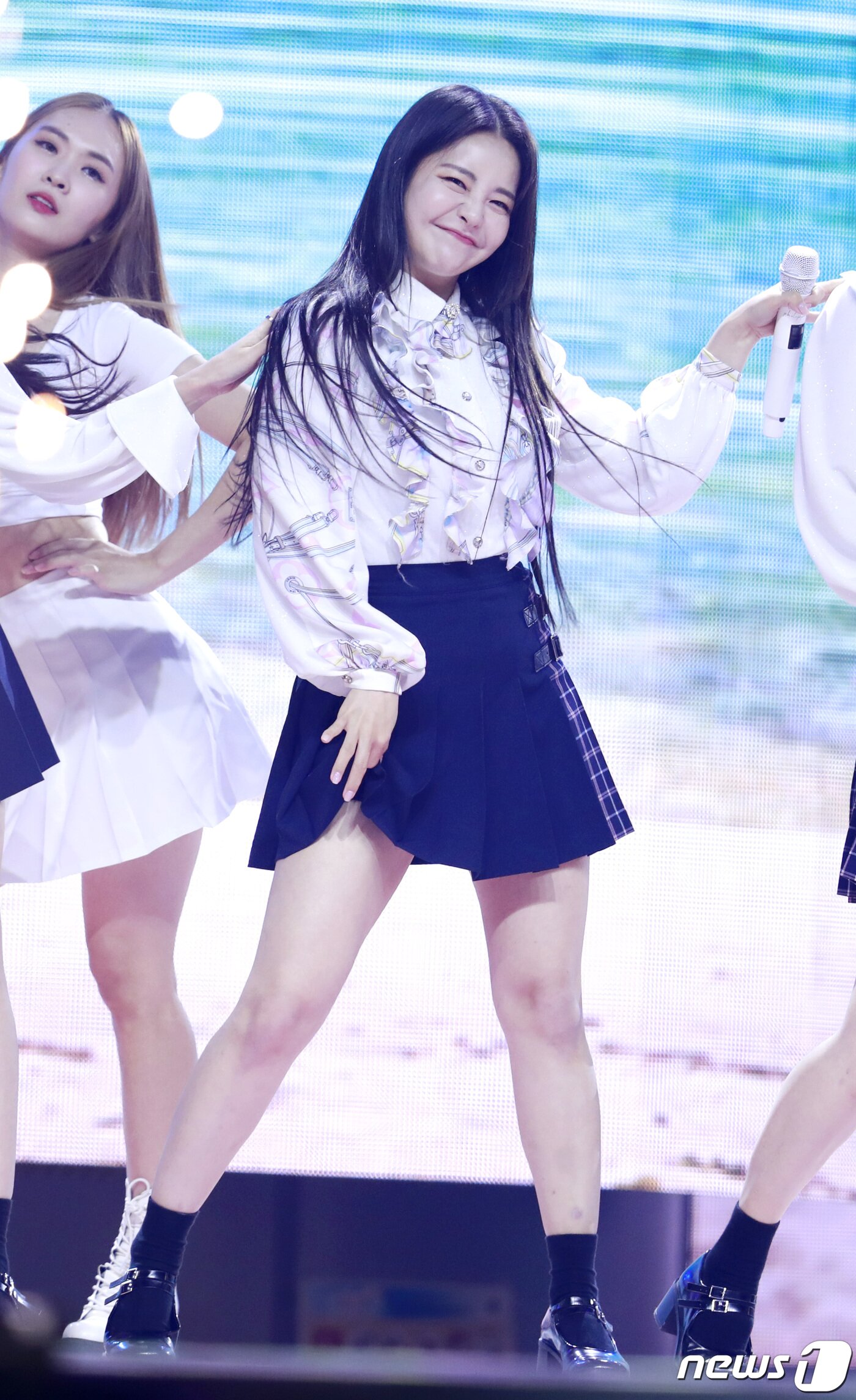 본문 이미지 - 유정이 14일 경기도 고양시 킨텍스에서 열린 ‘2021 월드 케이팝 콘서트(한국문화축제)’에 출연해 '치맛바람'을 날리며 사랑스러운 무대를 선보이고 있다. ⓒ News1 권현진 기자