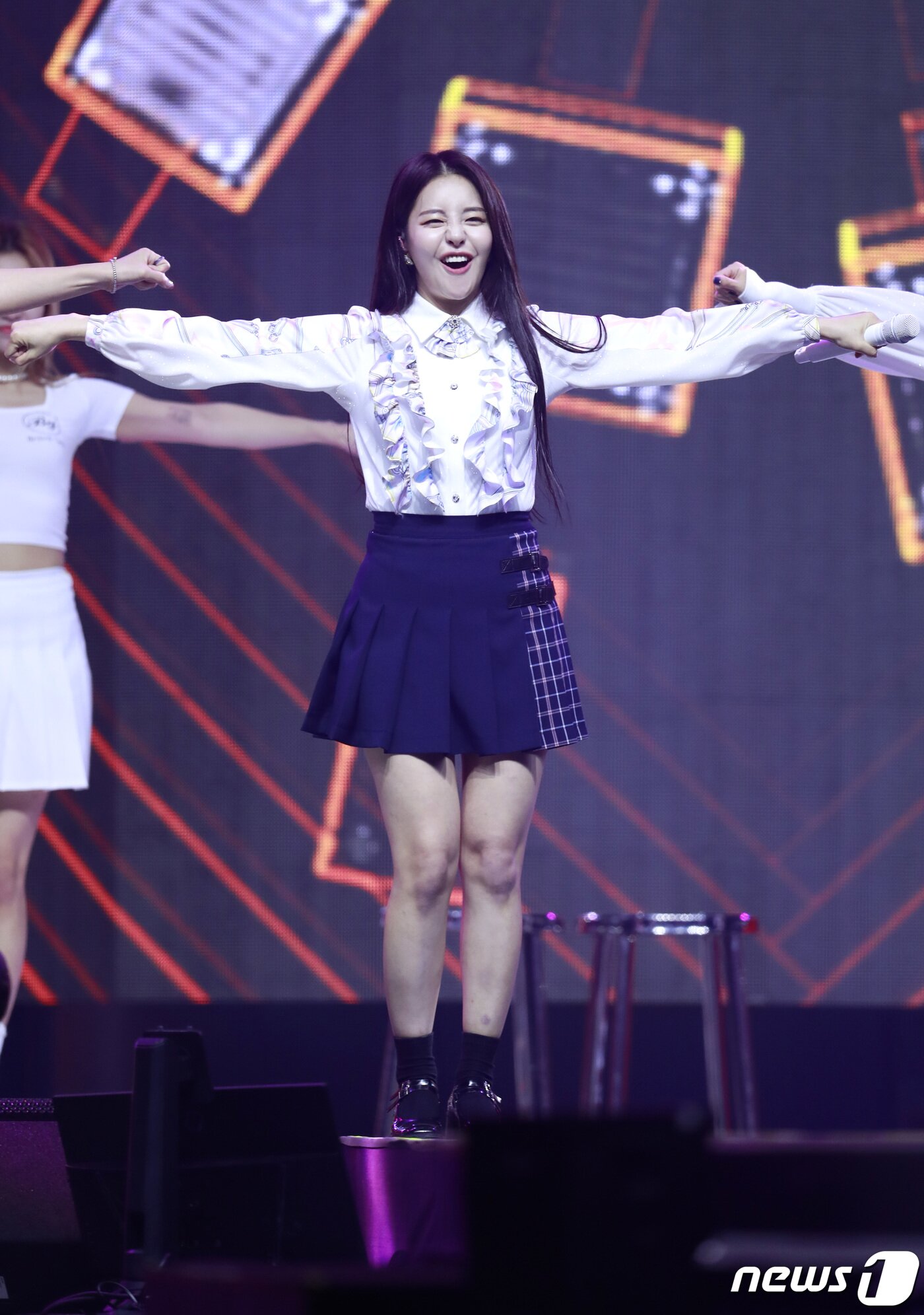 본문 이미지 - 브레이브걸스(BraveGirls) 유정이 14일 경기도 고양시 킨텍스에서 열린 ‘2021 월드 케이팝 콘서트(한국문화축제)’에 출연해 '롤린'을 열창하고 있다. ⓒ News1 권현진 기자