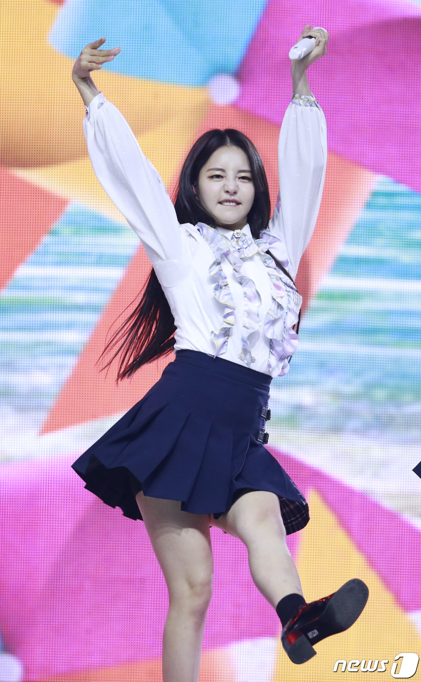 본문 이미지 - 브레이브걸스(BraveGirls) 유정이 14일 경기도 고양시 킨텍스에서 열린 ‘2021 월드 케이팝 콘서트(한국문화축제)’에 출연해 화려한 무대를 선보이고 있다. ⓒ News1 권현진 기자