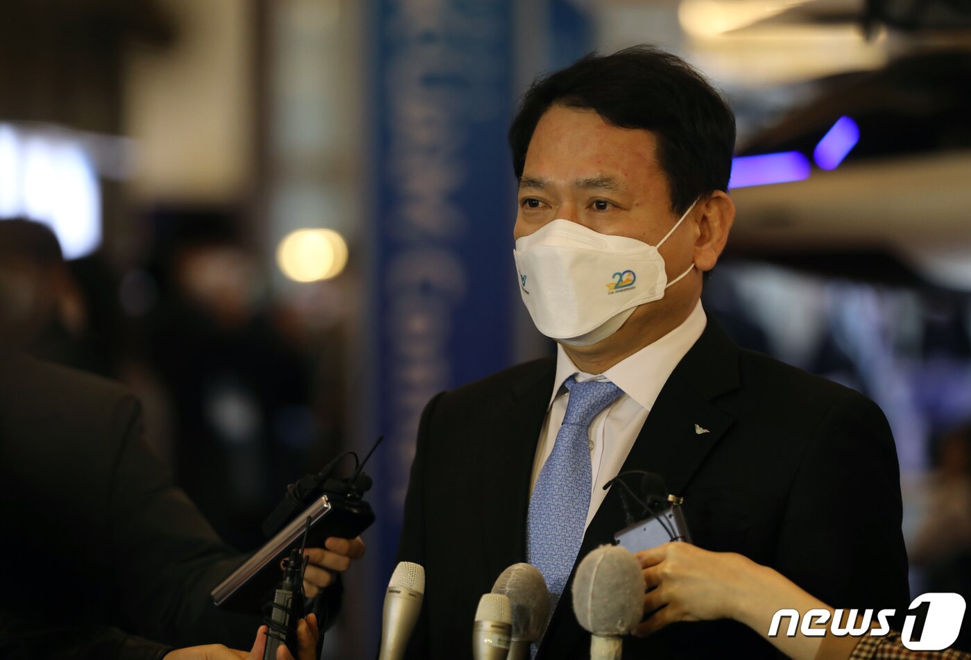본문 이미지 - 김경욱 인천국제공항공사 사장이 16일 오전 인천시 중구 영종도 파라다이스시티에서 진행한 '2021 K-UAM(한국형 도심항공교통) 콘펙스' 행사 전 기자들의 질문에 발언을 하고 있다. 2021.11.16/뉴스1 ⓒ News1 정진욱 기자