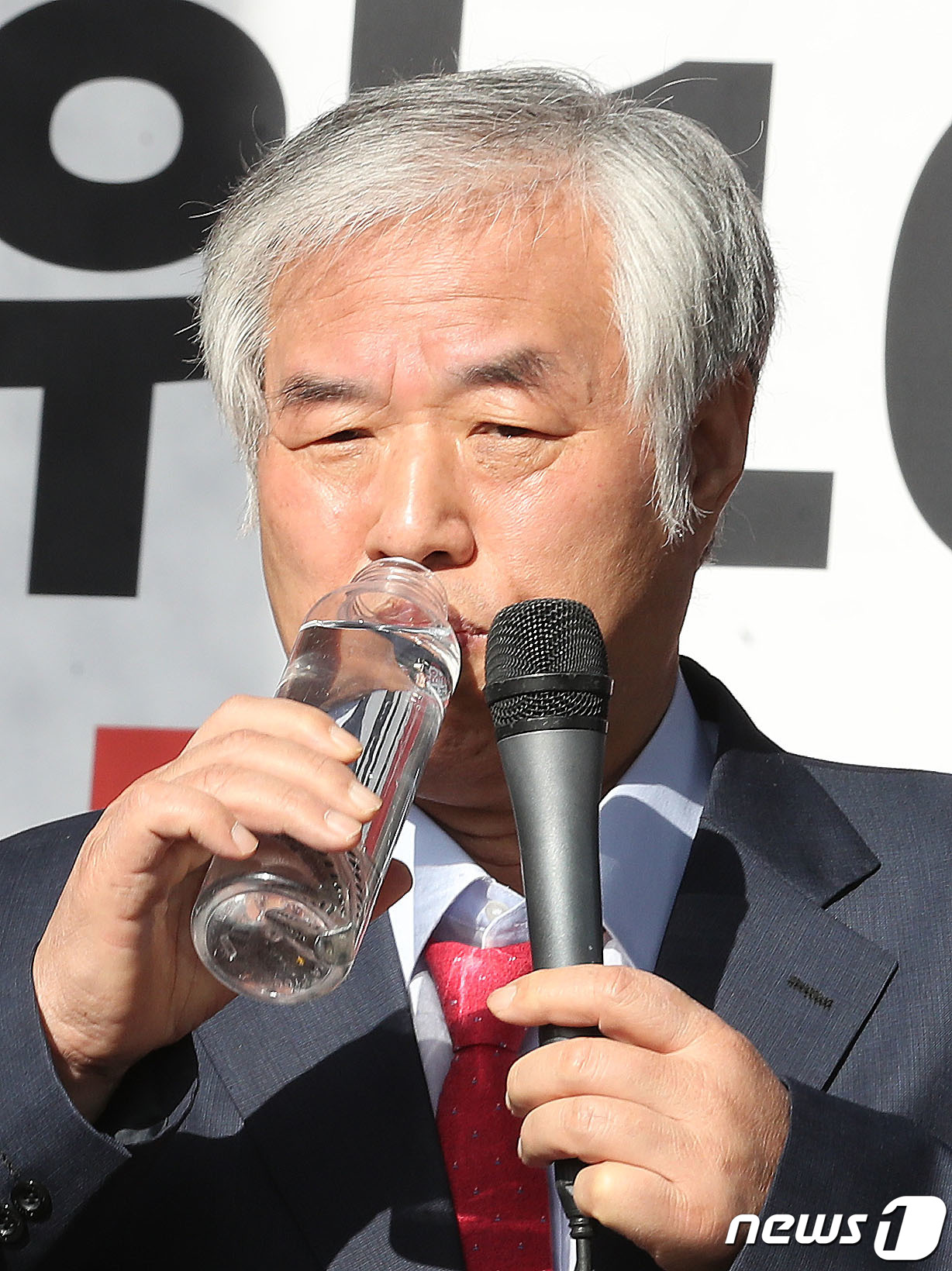 (서울=뉴스1) 임세영 기자 = 전광훈 사랑제일교회 목사가 16일 오전 서울 성북구 사랑제일교회 앞에서 장위 10구역 명도집행 관련해 긴급 기자회견 중 물을 마시고 있다. 2021 …