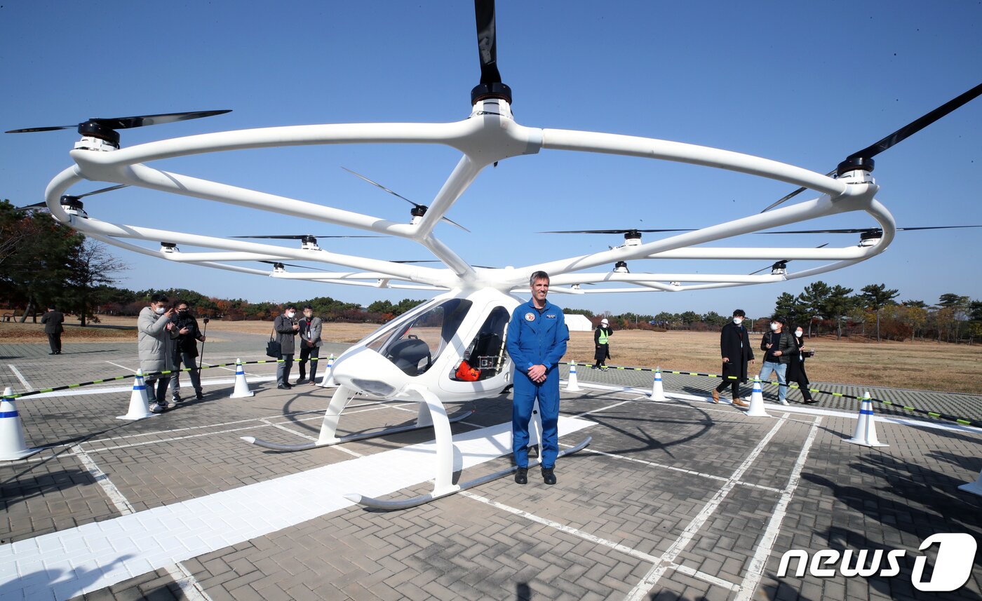 본문 이미지 - 16일 인천시 중구 영종도 파라다이스시티에서 열린 ‘도심항공교통(UAM) 비행 시연 행사’에서 멀티콥터형 2인승 드론택시 '볼로콥터'가 시험 비행후 취재진에게 공개되고 있다. 도심항공교통은 도심 내 활용이 가능한 친환경 전기동력 수직이착륙기 등을 이용해 승객이나 화물 운송 등을 목적으로 타 교통수단과 연계되어 운용되는 새로운 항공교통체계이다. 2021.11.16/뉴스1 ⓒ News1 정진욱 기자
