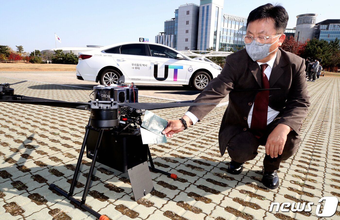 본문 이미지 - 16일 인천시 중구 영종도 파라다이스시티 인근에서 ‘도심항공교통(UAM) 비행 시연 행사’가 열린 가운데, 우편물 등을 배송하는 드론이 취재진에게 공개되고 있다. 2021.11.16/뉴스1 ⓒ News1 정진욱 기자