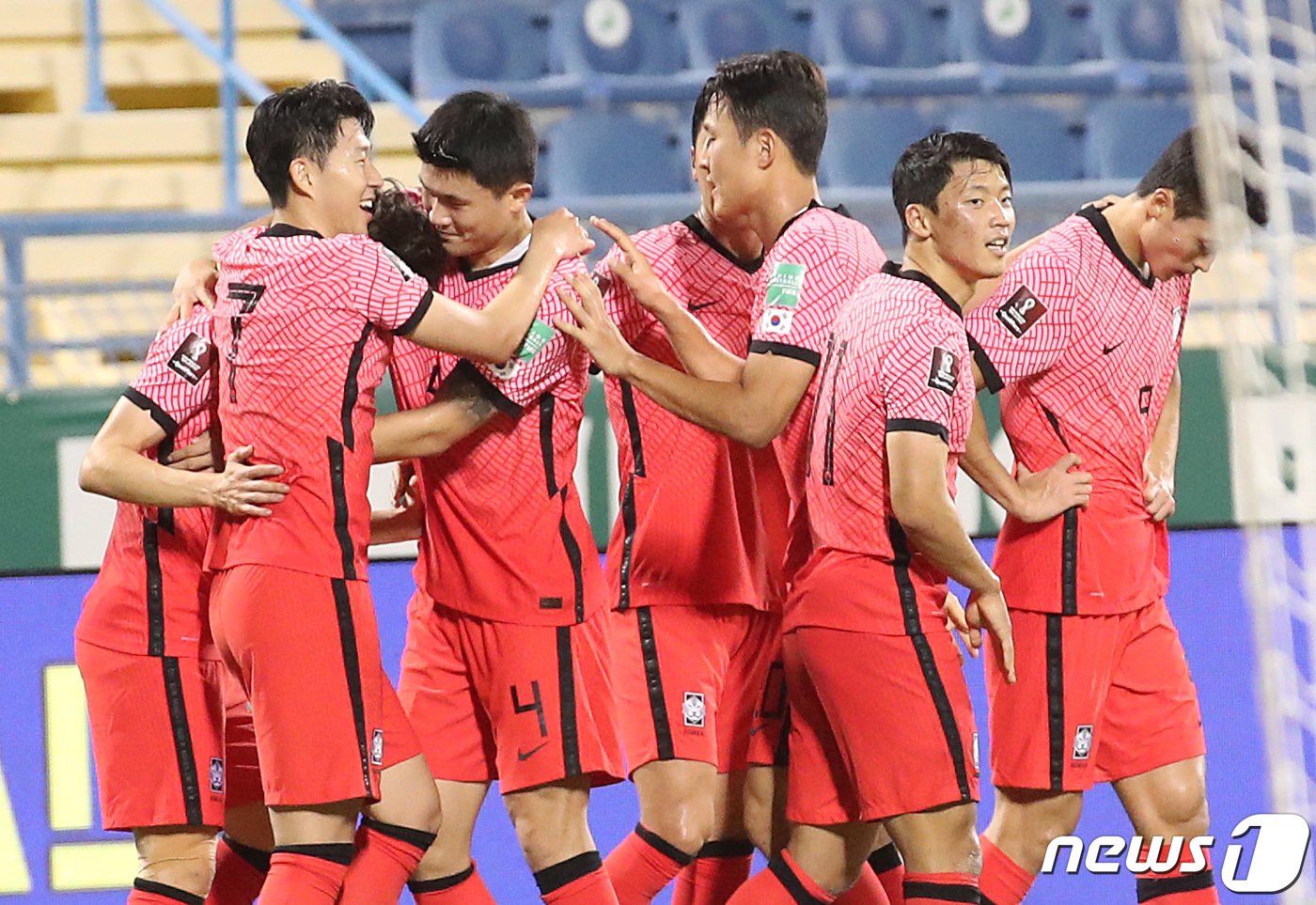 본문 이미지 - 16일(현지시간) 오후 카타르 도하 타니 빈 자심 스타디움에서 열린 '2022 카타르월드컵 아시아 최종예선 A조 6차전' 대한민국과 이라크의 경기에서 선제골을 넣은 대한민국 선수들이 기뻐하고 있다. 2021.11.17/뉴스1 ⓒ News1 이성철 기자