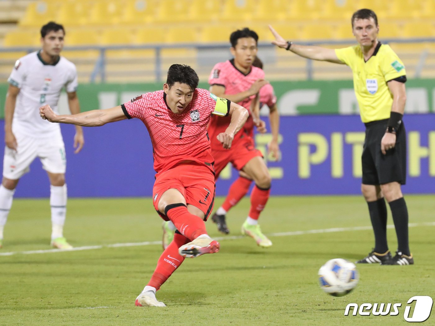본문 이미지 - 16일(현지시간) 카타르 도하 타니 빈 자심 스타디움에서 열린 '2022 카타르월드컵 아시아 최종예선 A조 6차전' 대한민국과 이라크의 경기에서 손흥민이 패널티 킥으로 A매치 30호 골을 기록하고 있다. 카타르 도하는 손흥민이 지난 2011 카타르 아시안컵에서 A매치 데뷔골을 터뜨린 장소다. 2021.11.17/뉴스1 ⓒ News1 이성철 기자
