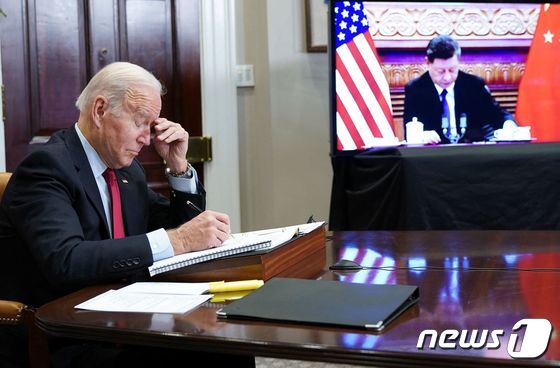 조 바이든 미국 대통령과 시진핑 중국 국가주석이 15일(현지시간) 저녁 화상 정상회담을 갖고 있다. © AFP=뉴스1