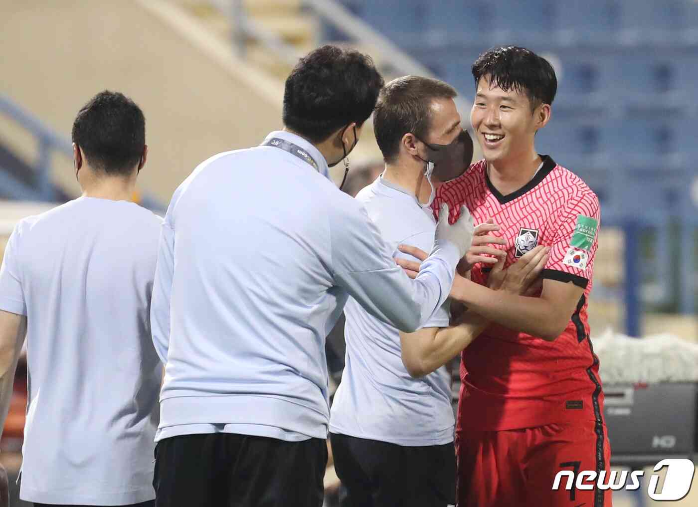16일(현지시간) 오후 카타르 도하 타니 빈 자심 스타디움에서 열린 '2022 카타르월드컵 아시아 최종예선 A조 6차전' 대한민국과 이라크의 경기에서 손흥민이 교체되고 있다. 2021.11.17/뉴스1 © News1 이성철 기자