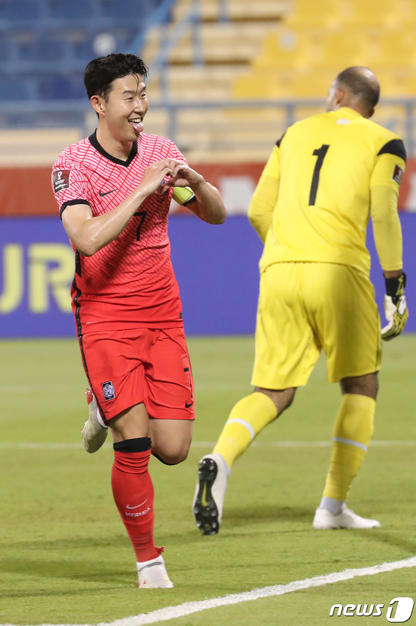 (도하=뉴스1) 이성철 기자 = 16일(현지시간) 카타르 도하 타니 빈 자심 스타디움에서 열린 '2022 카타르월드컵 아시아 최종예선 A조 6차전' 대한민국과 이라크의 경기에서 손 …