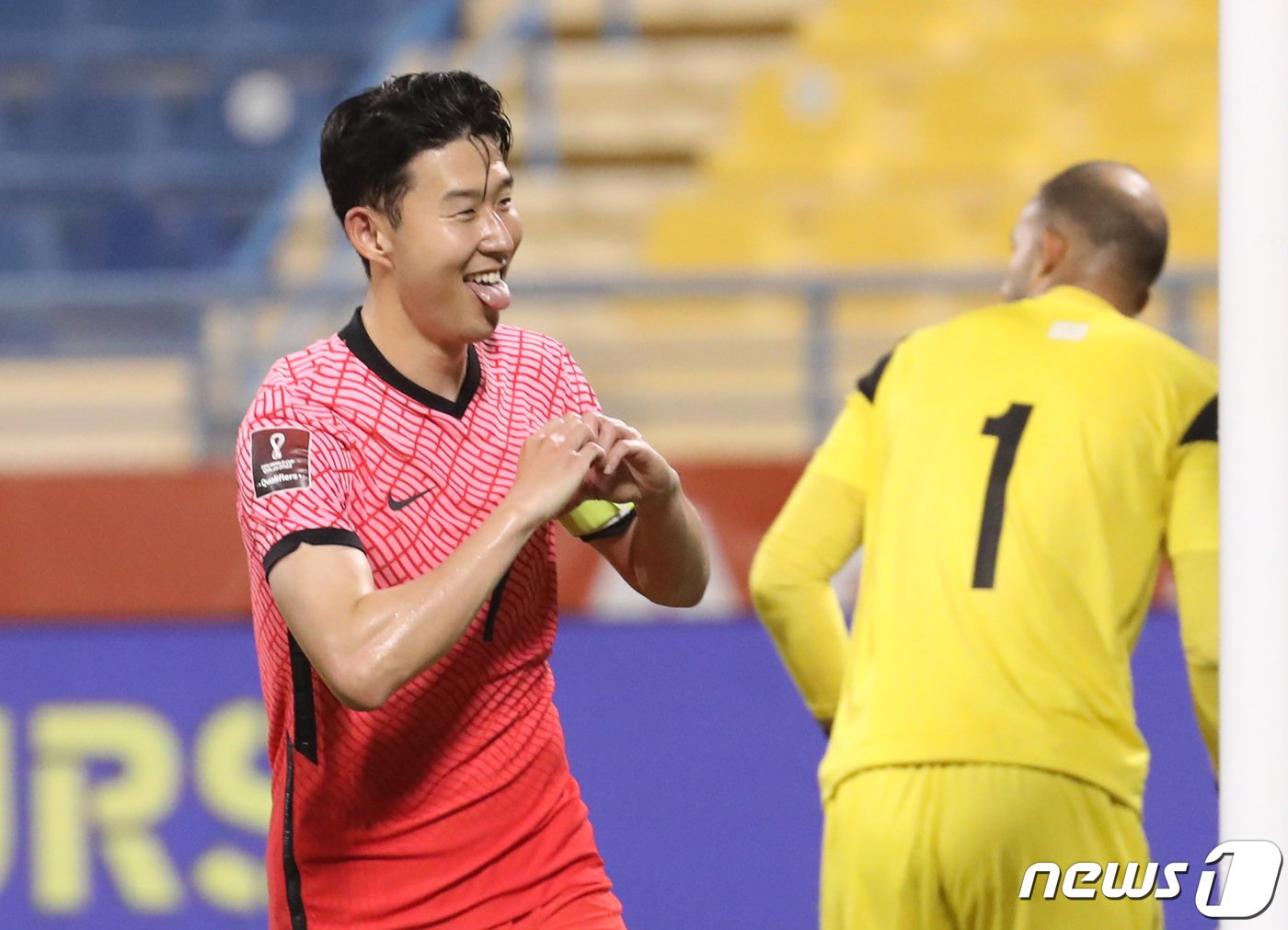 본문 이미지 - 16일(현지시간) 카타르 도하 타니 빈 자심 스타디움에서 열린 '2022 카타르월드컵 아시아 최종예선 A조 6차전' 대한민국과 이라크의 경기에서 손흥민이 패널티 킥으로 A매치 30호 골을 기록하고 기뻐하고 있다. 카타르 도하는 손흥민이 지난 2011 카타르 아시안컵에서 A매치 데뷔골을 터뜨린 장소다. 2021.11.17/뉴스1 ⓒ News1 이성철 기자