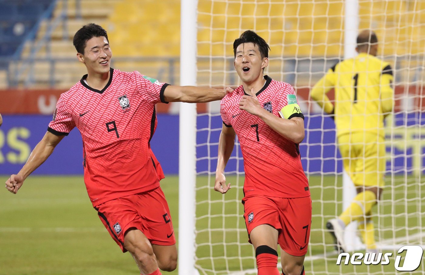 본문 이미지 - 16일(현지시간) 카타르 도하 타니 빈 자심 스타디움에서 열린 '2022 카타르월드컵 아시아 최종예선 A조 6차전' 대한민국과 이라크의 경기에서 손흥민이 패널티 킥으로 A매치 30호 골을 기록하고 기뻐하고 있다. 카타르 도하는 손흥민이 지난 2011 카타르 아시안컵에서 A매치 데뷔골을 터뜨린 장소다. 2021.11.17/뉴스1 ⓒ News1 이성철 기자