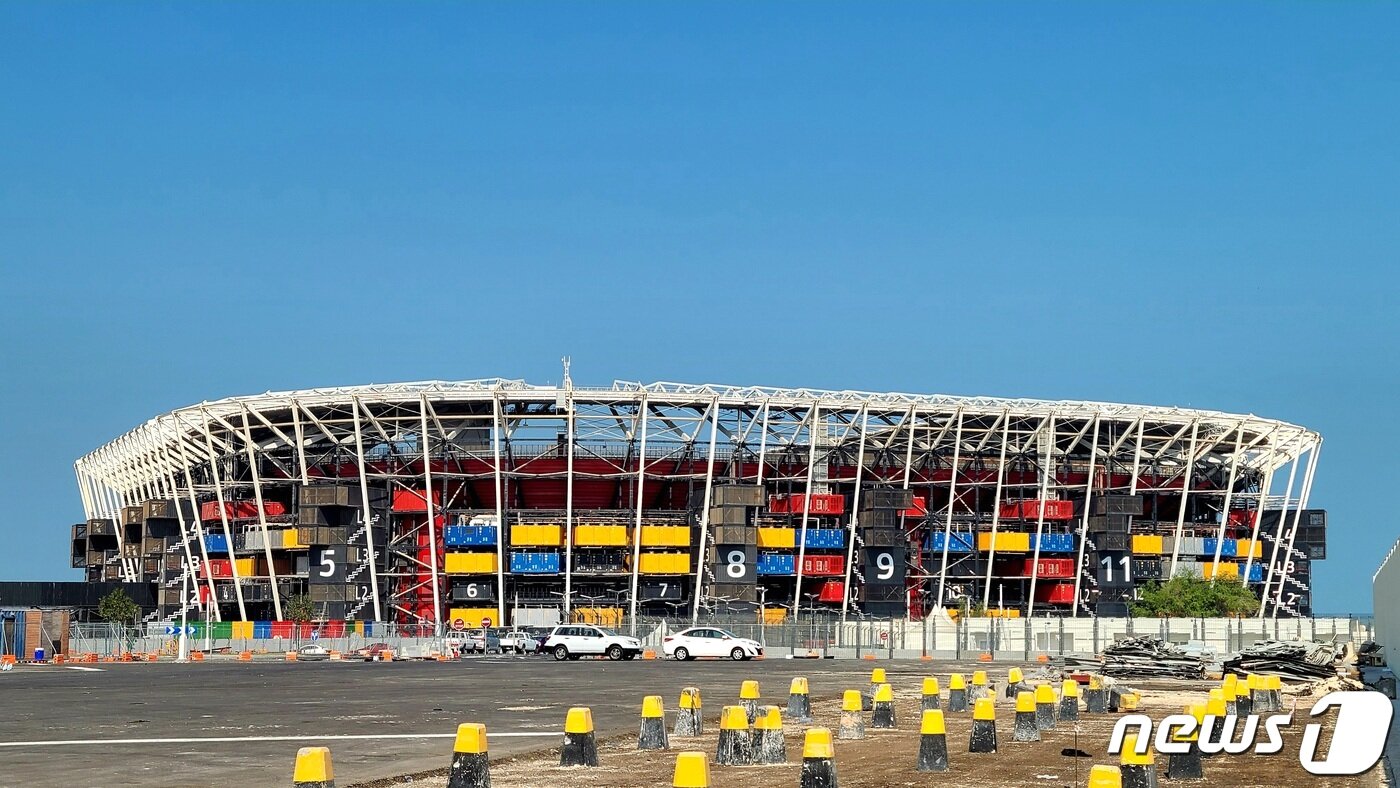 본문 이미지 - 일명 컨테이너 경기장으로 유명한 라스 아부 아부드 스타디움. ⓒ 뉴스1