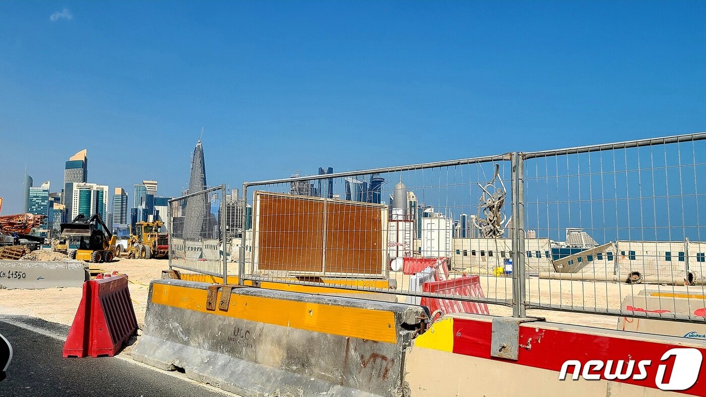 본문 이미지 - 분주하게 공사 중인 카타르 도하의 모습. 도시 곳곳에서 공사하는 모습을 쉽게 찾아볼 수 있다. ⓒ 뉴스1