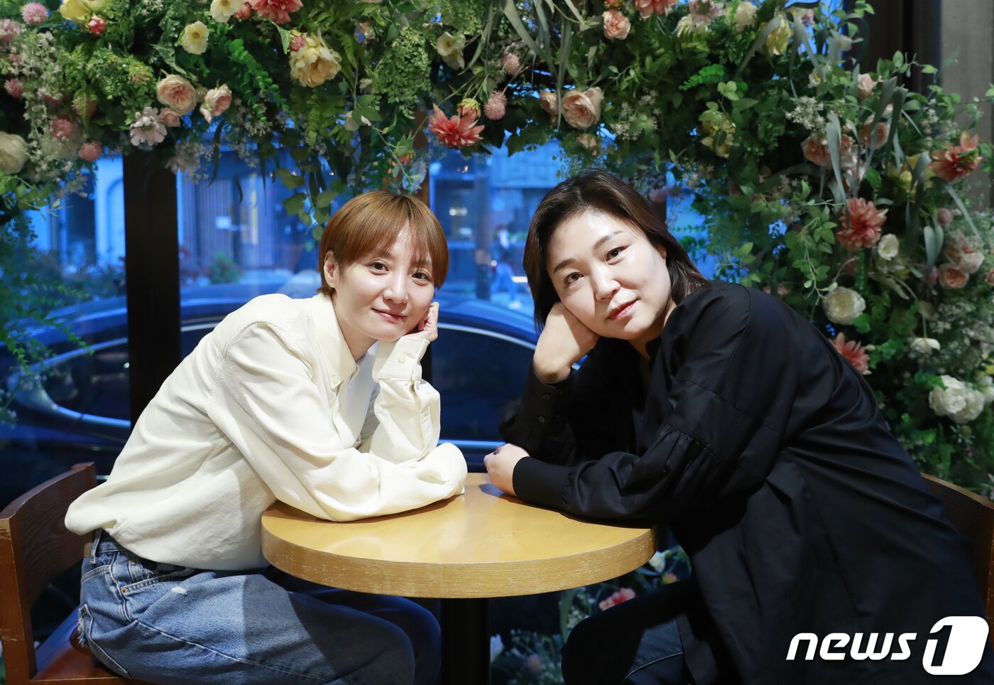 본문 이미지 - 영화 '장르만 로맨스' 조은지 감독, 백경숙 대표(오른쪽)가 16일 서울 종로구 한 카페에서 열린 뉴스1과의 인터뷰에 앞서 포즈를 취하고 있다. 2021.11.16/뉴스1 ⓒ News1 권현진 기자