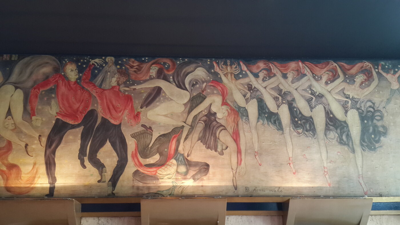 본문 이미지 - '물랭 루주' 출입구 로비에 그려진 그림들. 조성관 작가 제공