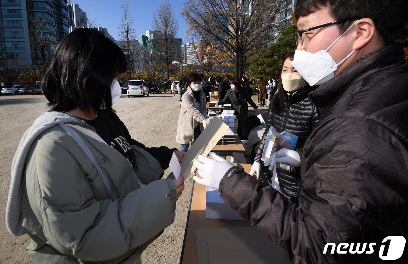 (서울=뉴스1) 사진공동취재단 = 2022학년도 대학수학능력시험 예비소집일인 17일 서울 중구 이화여자외국어고등학교에서 수험생들이 수험표를 배부받고 있다. 2021.11.17/뉴스 …