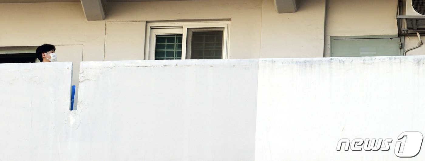 본문 이미지 - 경기 성남시 대장동 개발 특혜 의혹을 수사중인 검찰관계자가 17일 서울 송파구 곽상도 전 의원의 자택으로 박스를 들고 들어가고 있다. 곽 의원은 화천대유자산관리가 대장동 개발을 위해 참여한 하나은행 컨소시엄이 무산될 위기를 막아주고 아들의 퇴직금 명목으로 뇌물 50억원을 수수한 혐의를 받고있다. 2021.11.17/뉴스1 ⓒ News1 박지혜 기자