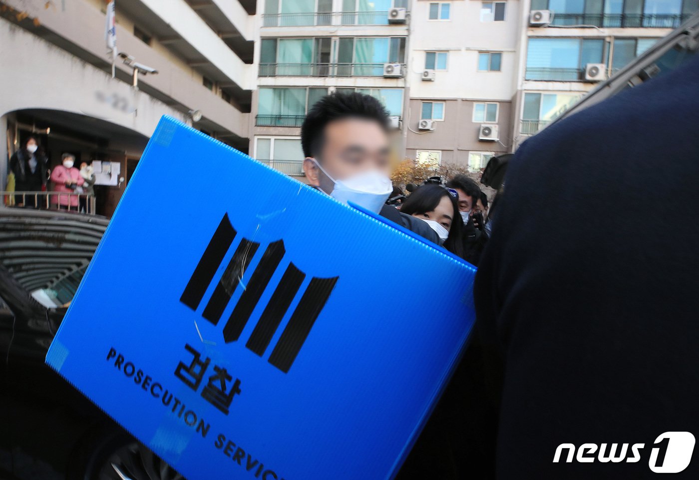 본문 이미지 - 경기 성남시 대장동 개발 특혜 의혹을 수사중인 검찰관계자가 17일 서울 송파구 곽상도 전 의원의 자택에서 압수수색을 마친 뒤 압수품을 차량으로 옮기고 있다. 곽 의원은 화천대유자산관리가 대장동 개발을 위해 참여한 하나은행 컨소시엄이 무산될 위기를 막아주고 아들의 퇴직금 명목으로 뇌물 50억원을 수수한 혐의를 받고있다. 2021.11.17/뉴스1 ⓒ News1 박지혜 기자