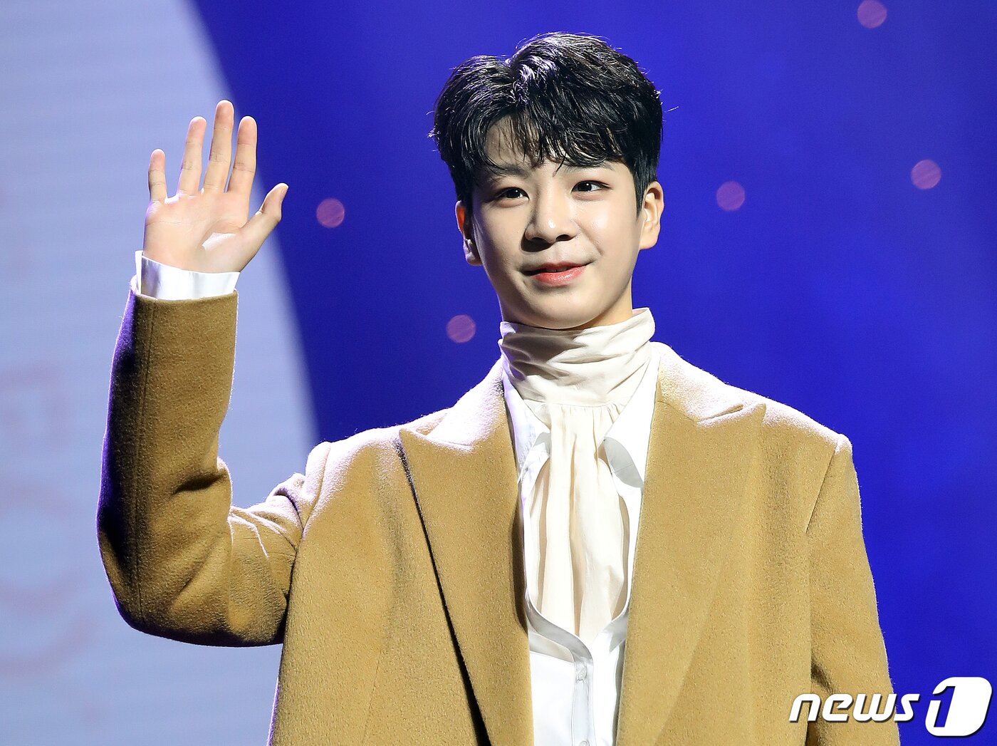 본문 이미지 - 가수 정동원이 17일 오후 서울 용산구 노들섬 라이브하우스에서 열린 첫 정규 앨범 '그리움, 아낌없이 주는 나무' 발매 기념 쇼케이스에서 포토타임을 갖고 있다. ‘그리움, 아낌없이 주는 나무’는 만남과 이별 그리고 옛 추억에 관한 서정적인 이야기를 담고 있다. 타이틀곡 ‘잘가요 내사랑’은 소중했던 이들을 떠나보낸 모든 사람들에게 위로와 아름다운 추억을 떠오르게 하는 곡이며, 더블 타이틀곡 ‘물망초’ 역시 ‘나를 잊지 말아요’라는 꽃말을 지닌 만큼 슬픈 이별을 아름답게 승화시키는 감성적인 곡이다. 2021.11.17/뉴스1 ⓒ News1 김진환 기자