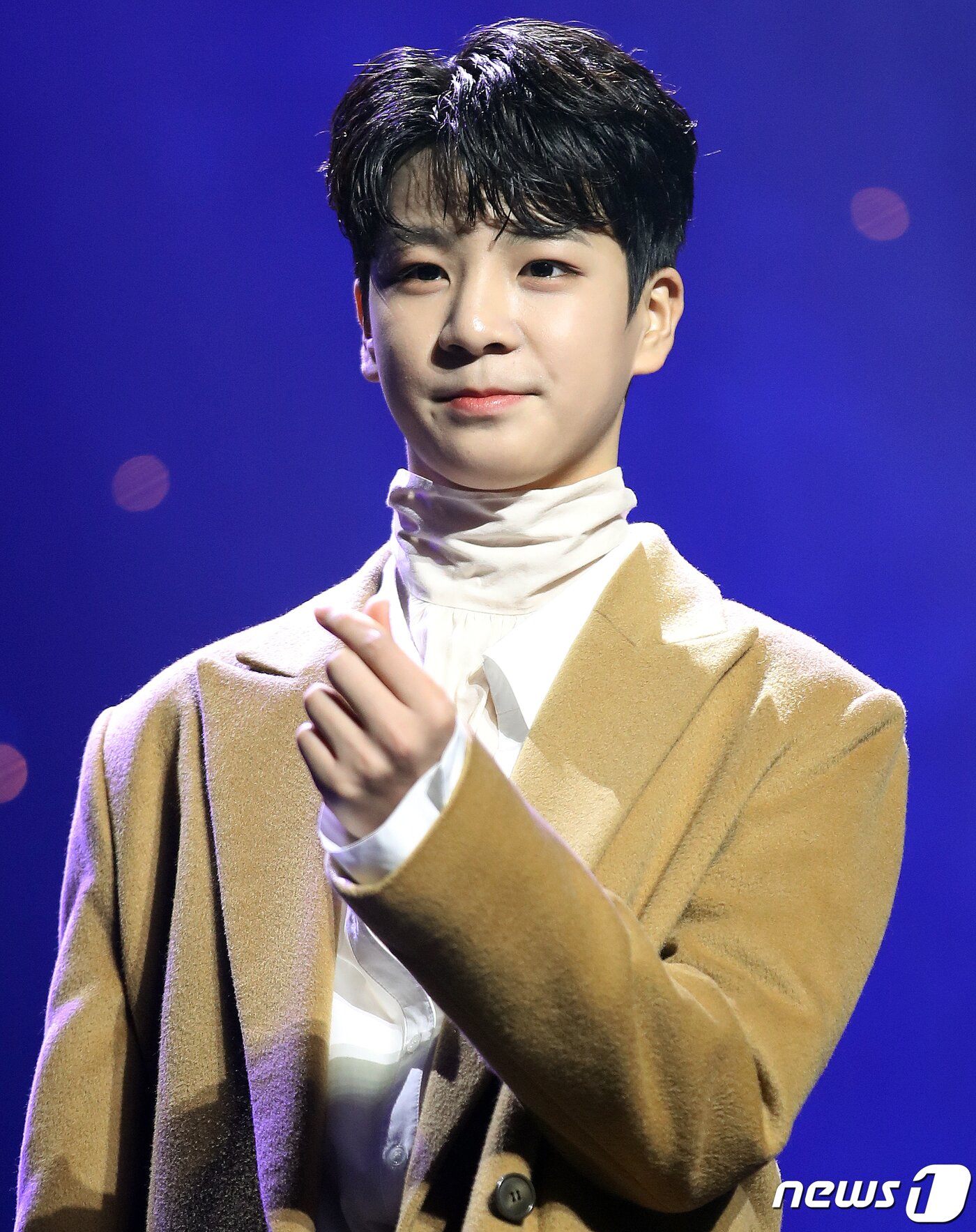 본문 이미지 - 가수 정동원이 17일 오후 서울 용산구 노들섬 라이브하우스에서 열린 첫 정규 앨범 '그리움, 아낌없이 주는 나무' 발매 기념 쇼케이스에서 포토타임을 갖고 있다. ‘그리움, 아낌없이 주는 나무’는 만남과 이별 그리고 옛 추억에 관한 서정적인 이야기를 담고 있다. 타이틀곡 ‘잘가요 내사랑’은 소중했던 이들을 떠나보낸 모든 사람들에게 위로와 아름다운 추억을 떠오르게 하는 곡이며, 더블 타이틀곡 ‘물망초’ 역시 ‘나를 잊지 말아요’라는 꽃말을 지닌 만큼 슬픈 이별을 아름답게 승화시키는 감성적인 곡이다. 2021.11.17/뉴스1 ⓒ News1 김진환 기자