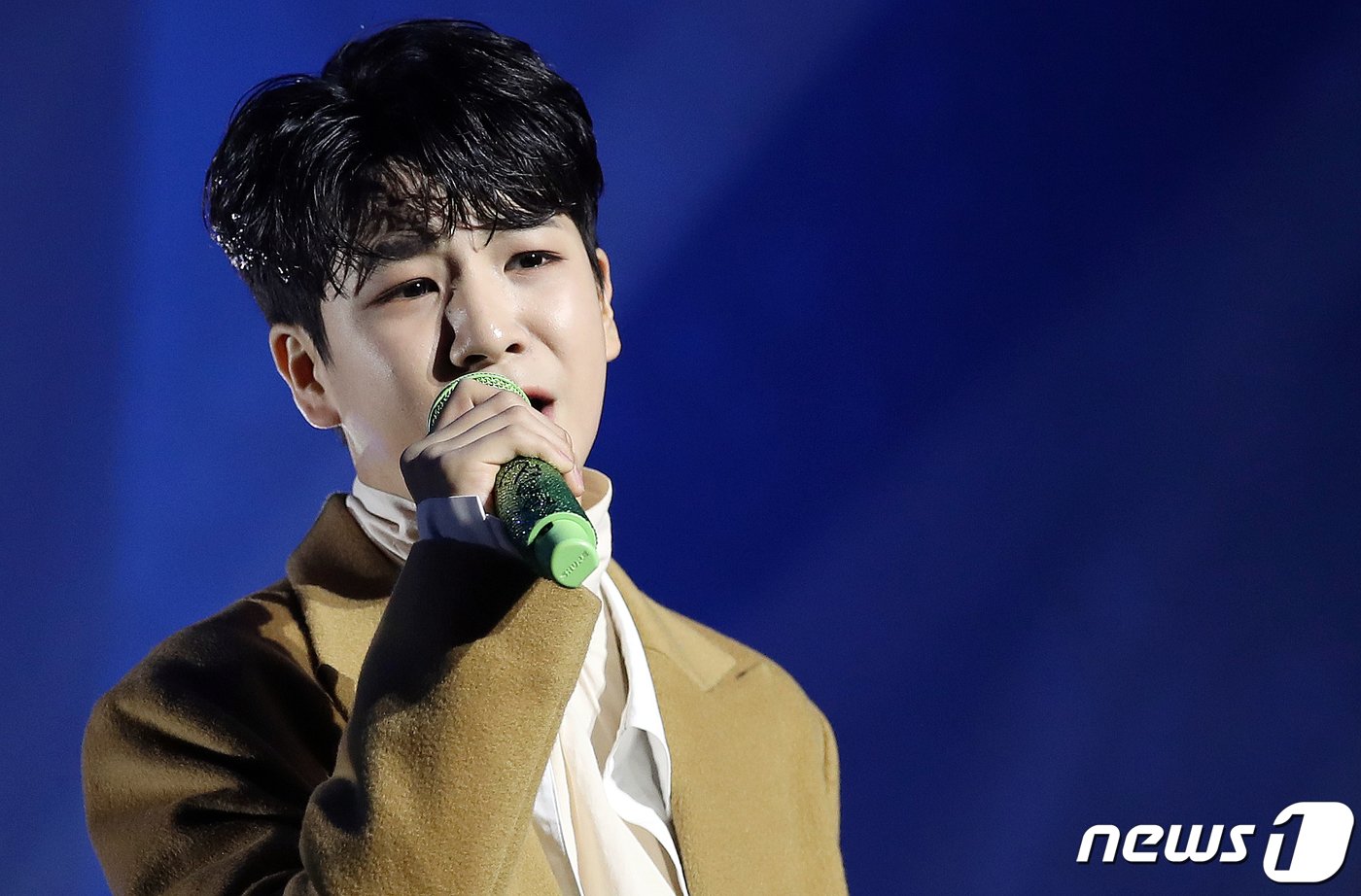 본문 이미지 - 가수 정동원이 17일 오후 서울 용산구 노들섬 라이브하우스에서 열린 첫 정규 앨범 '그리움, 아낌없이 주는 나무' 발매 기념 쇼케이스에서 열정적인 무대를 펼치고 있다. ‘그리움, 아낌없이 주는 나무’는 만남과 이별 그리고 옛 추억에 관한 서정적인 이야기를 담고 있다. 타이틀곡 ‘잘가요 내사랑’은 소중했던 이들을 떠나보낸 모든 사람들에게 위로와 아름다운 추억을 떠오르게 하는 곡이며, 더블 타이틀곡 ‘물망초’ 역시 ‘나를 잊지 말아요’라는 꽃말을 지닌 만큼 슬픈 이별을 아름답게 승화시키는 감성적인 곡이다. 2021.11.17/뉴스1 ⓒ News1 김진환 기자