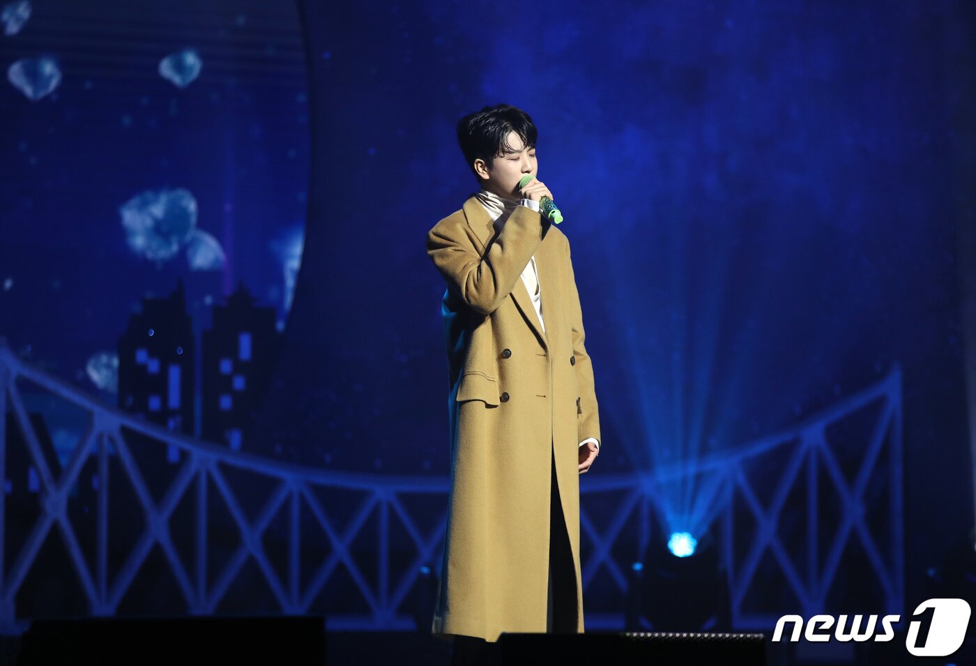 본문 이미지 - 가수 정동원이 17일 오후 서울 용산구 노들섬 라이브하우스에서 열린 첫 정규 앨범 '그리움, 아낌없이 주는 나무' 발매 기념 쇼케이스에서 열정적인 무대를 펼치고 있다. ‘그리움, 아낌없이 주는 나무’는 만남과 이별 그리고 옛 추억에 관한 서정적인 이야기를 담고 있다. 타이틀곡 ‘잘가요 내사랑’은 소중했던 이들을 떠나보낸 모든 사람들에게 위로와 아름다운 추억을 떠오르게 하는 곡이며, 더블 타이틀곡 ‘물망초’ 역시 ‘나를 잊지 말아요’라는 꽃말을 지닌 만큼 슬픈 이별을 아름답게 승화시키는 감성적인 곡이다. 2021.11.17/뉴스1 ⓒ News1 김진환 기자