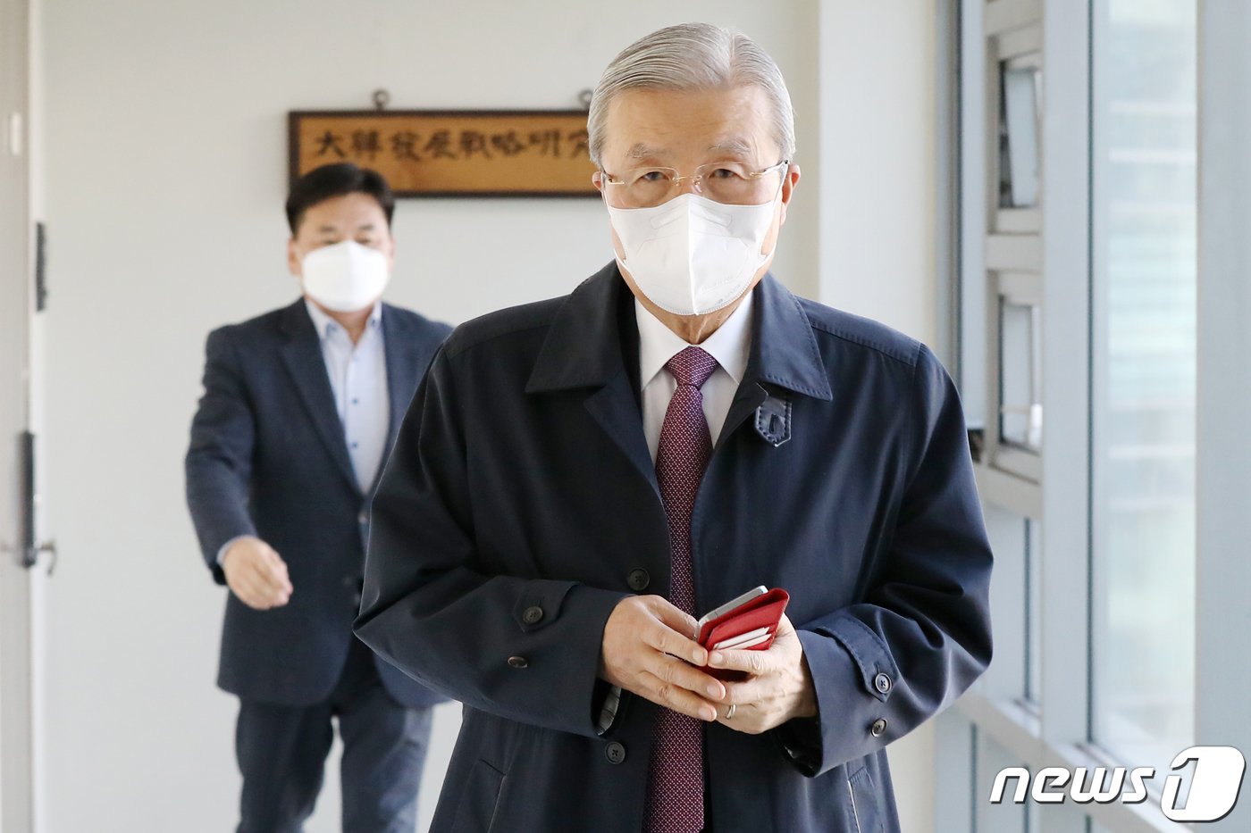 본문 이미지 - 김종인 전 국민의힘 비상대책위원장이 17일 서울 종로구 사무실을 나서고 있다. 2012년 총선·대선, 2016년 총선, 2021년 4·7 재보궐선거 등에서 당을 옮겨가며 여러 차례 승리를 이끌어 '선거 청부사'로도 불리는 김 전 위원장은 내년 대선 정국에도 큰 영향을 끼칠 것으로 보인다. 2021.11.17/뉴스1 ⓒ News1 민경석 기자