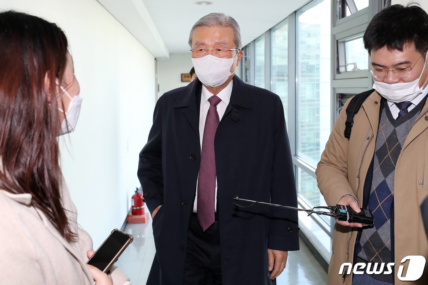 본문 이미지 - 김종인 전 국민의힘 비상대책위원장이 17일 서울 종로구 사무실을 나서며 취재진의 질문을 받고 있다. 2012년 총선·대선, 2016년 총선, 2021년 4·7 재보궐선거 등에서 당을 옮겨가며 여러 차례 승리를 이끌어 '선거 청부사'로도 불리는 김 전 위원장은 내년 대선 정국에도 큰 영향을 끼칠 것으로 보인다. 2021.11.17/뉴스1 ⓒ News1 민경석 기자