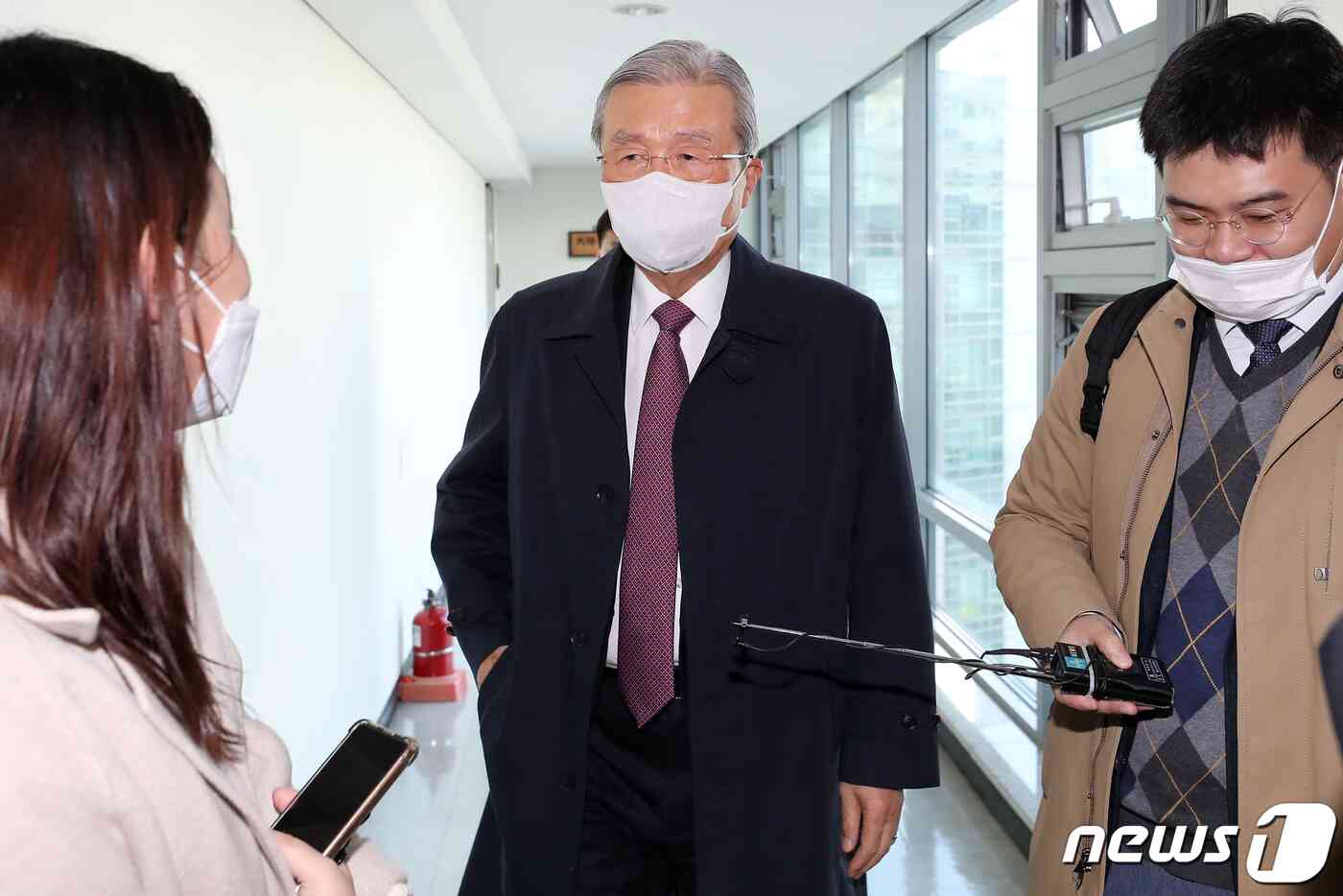 김종인 전 국민의힘 비상대책위원장이 17일 서울 종로구 사무실을 나서며 취재진의 질문을 받고 있다. 2012년 총선·대선, 2016년 총선, 2021년 4·7 재보궐선거 등에서 당을 옮겨가며 여러 차례 승리를 이끌어 '선거 청부사'로도 불리는 김 전 위원장은 내년 대선 정국에도 큰 영향을 끼칠 것으로 보인다. 2021.11.17/뉴스1 © News1 민경석 기자