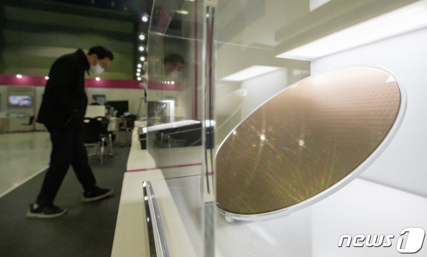 본문 이미지 - 서울 강남구 코엑스에서 열린 2021 대한민국 산업기술 R&D대전에서 관람객이 반도체 웨이퍼를 살펴보고 있다. 2021.11.17/뉴스1 ⓒ News1 이재명 기자