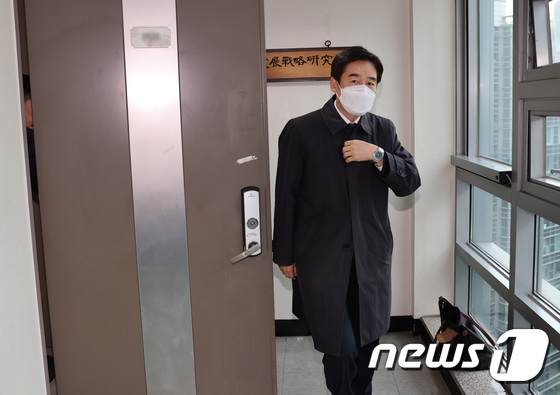 이용호 무소속 의원이 17일 서울 종로구에 위치한 김종인 전 비대위원장 사무실에서 김 전 위원장을 만난 뒤 돌아가고 있다. 2021.11.17/뉴스1 © News1 안은나 기자