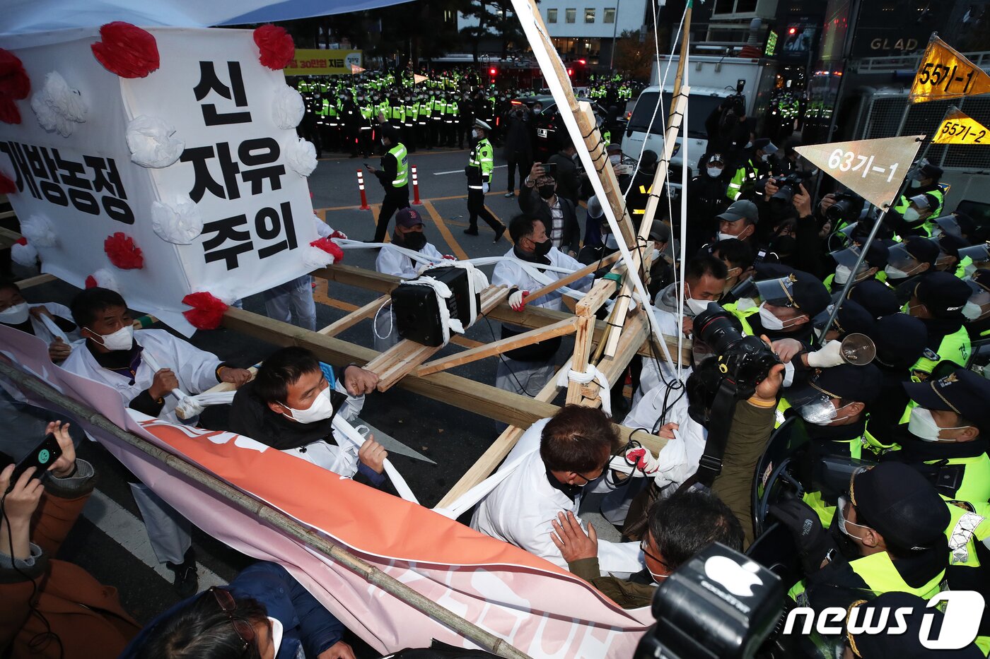 본문 이미지 - 17일 오후 전국농민총궐기대회를 마친 농민들이 상여를 매고 국회로 행진하려다 이를 저지하는 경찰과 충돌하고 있다.  2021.11.17/뉴스1 ⓒ News1 오대일 기자
