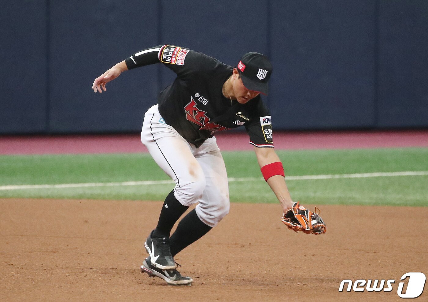 본문 이미지 - 17일 오후 서울 구로구 고척스카이돔에서 열린 '2021 신한은행 쏠 KBO 한국시리즈’ 3차전 KT 위즈와 두산 베어스의 경기 6회말 무사 주자 없는 상황 KT 황재균이 두산 박계범의 타구를 잡아내고 있다. 2021.11.17뉴스1 ⓒ News1 임세영 기자