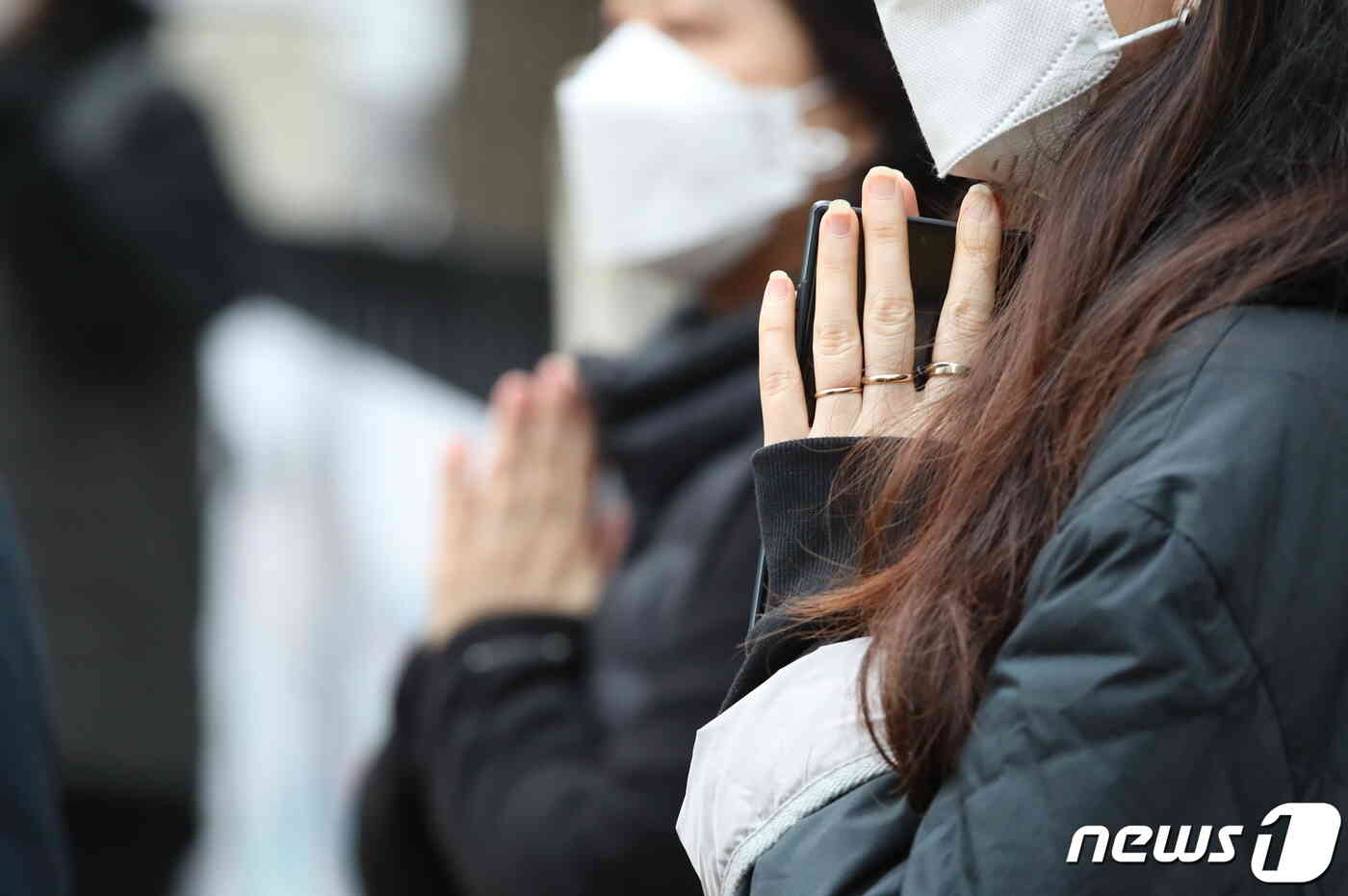 2022학년도 대학수학능력시험일인 18일 오전 서울 영등포구 여의도여자고등학교에서 수험생 딸을 들여보낸 어머니들이 기도를 하고 있다. 지난해에 이어 두 번째로 신종 코로나바이러스 감염증(코로나19) 여파 속에서 치러지는 이번 대학수학능력시험(수능)은 지난해보다 1만6387명 증가한 50만9821명이 응시한 가운데 전국 86개 시험지구 1300여개 시험장에서 일제히 치러진다. 2021.11.18/뉴스1 © News1 박정호 기자