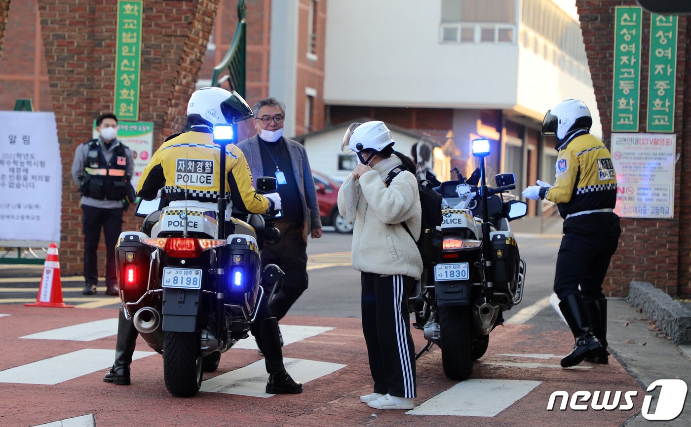 본문 이미지 - 2022학년도 대학수학능력시험일인 18일 오전 제주도교육청 95지구 제7시험장인 제주시 신성여자고등학교 앞에서 한 수험생이 싸이카를 타고 도착하고 있다. 2021.11.18/뉴스1 ⓒ News1 오미란 기자