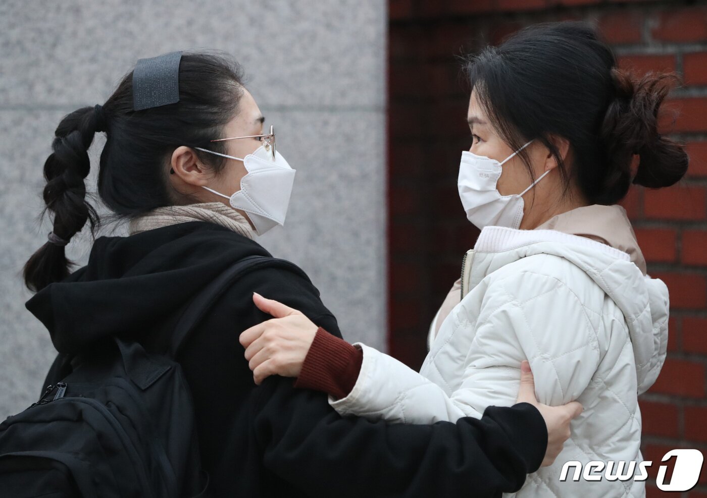 본문 이미지 - 2022학년도 대학수학능력시험일인 18일 오전 경기도 수원시 팔달구 수원여자고등학교에서 한 수험생이 부모님의 격려를 받으며 시험장으로 입실을 하고 있다. ⓒ News1 김영운 기자