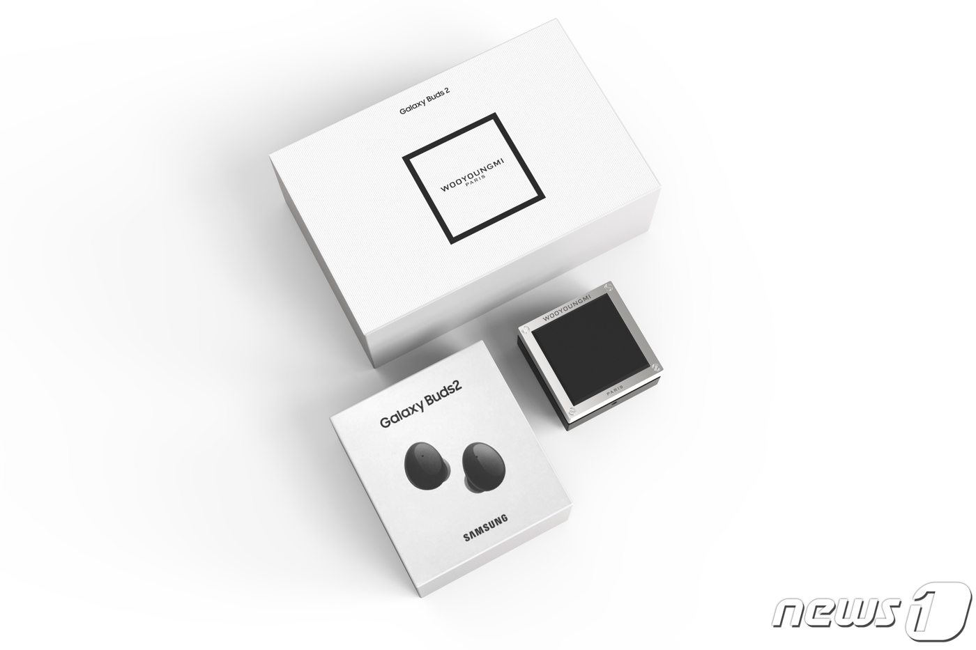 (서울=뉴스1) = 삼성전자가 오는 19일부터 디자이너 브랜드 '우영미 파리(WOOYOUNGMI PARIS)'와 협업한 '웨어러블 우영미 에디션'을 국내에서 한정 판매한다고 18일 …