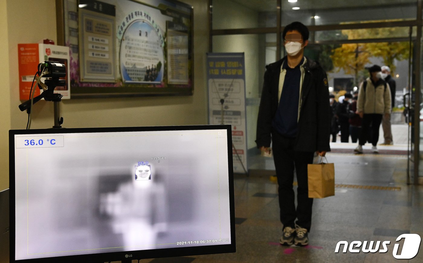 본문 이미지 - 2022학년도 대학수학능력시험일인 18일 오전 서울 용산고등학교에서 수험생들이 시험장에 들어서며 발열체크를 하고 있다. 지난해에 이어 두 번째로 신종 코로나바이러스 감염증(코로나19) 여파 속에서 치러지는 이번 대학수학능력시험(수능)은 지난해보다 1만6387명 증가한 50만9821명이 응시한 가운데 전국 86개 시험지구 1300여개 시험장에서 일제히 치러진다. 2021.11.18/뉴스1 ⓒ News1 사진공동취재단