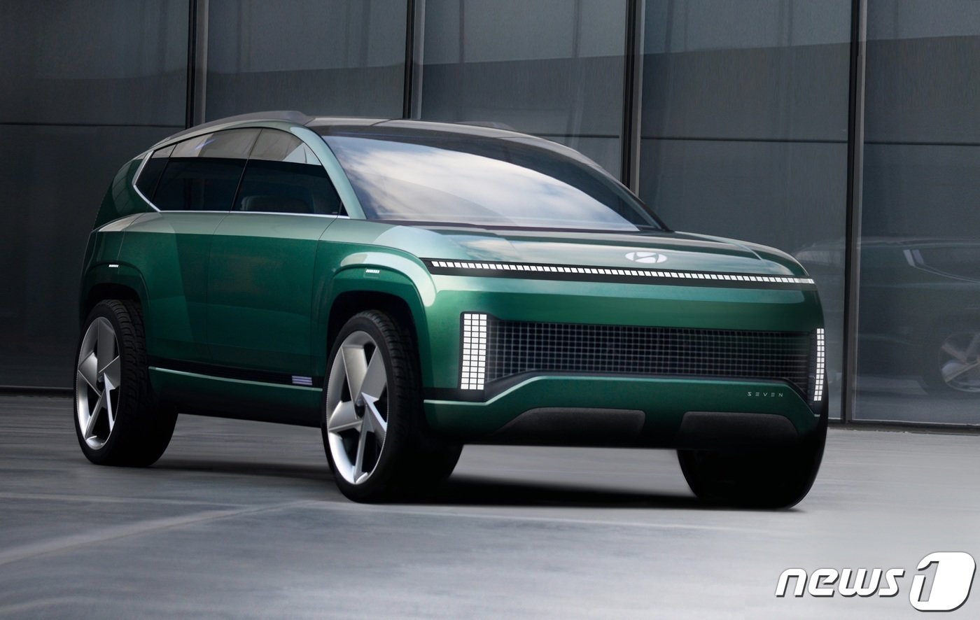 본문 이미지 - 아이오닉9의 전신인 콘셉트카 세븐.(현대차 제공) 2021.11.18/뉴스1