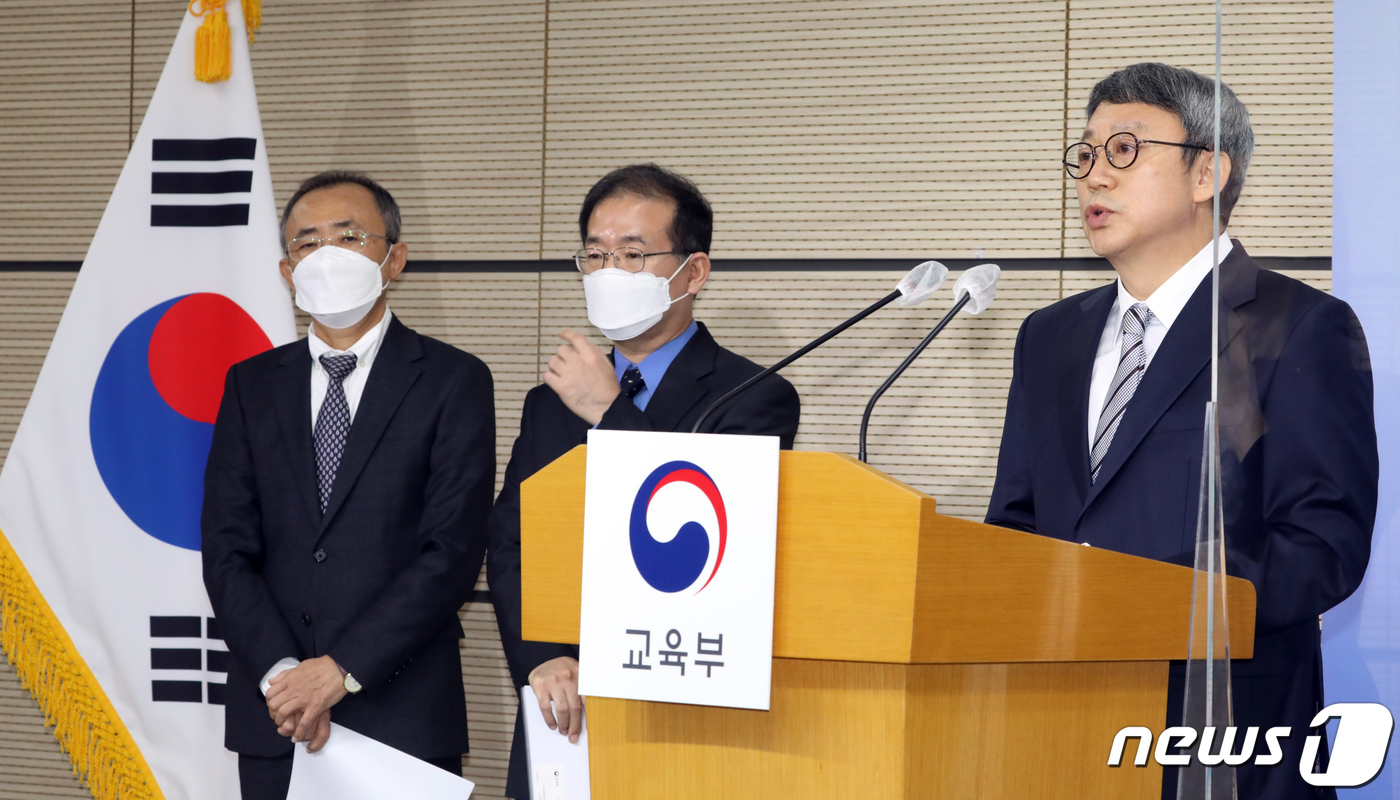 (세종=뉴스1) 장수영 기자 = 위수민 출제위원장(한국교원대 교수)이 18일 정부세종청사 교육부 브리핑실에서 2022학년도 대학수학능력시험 출제 방향을 설명하고 있다.왼쪽부터 강태 …