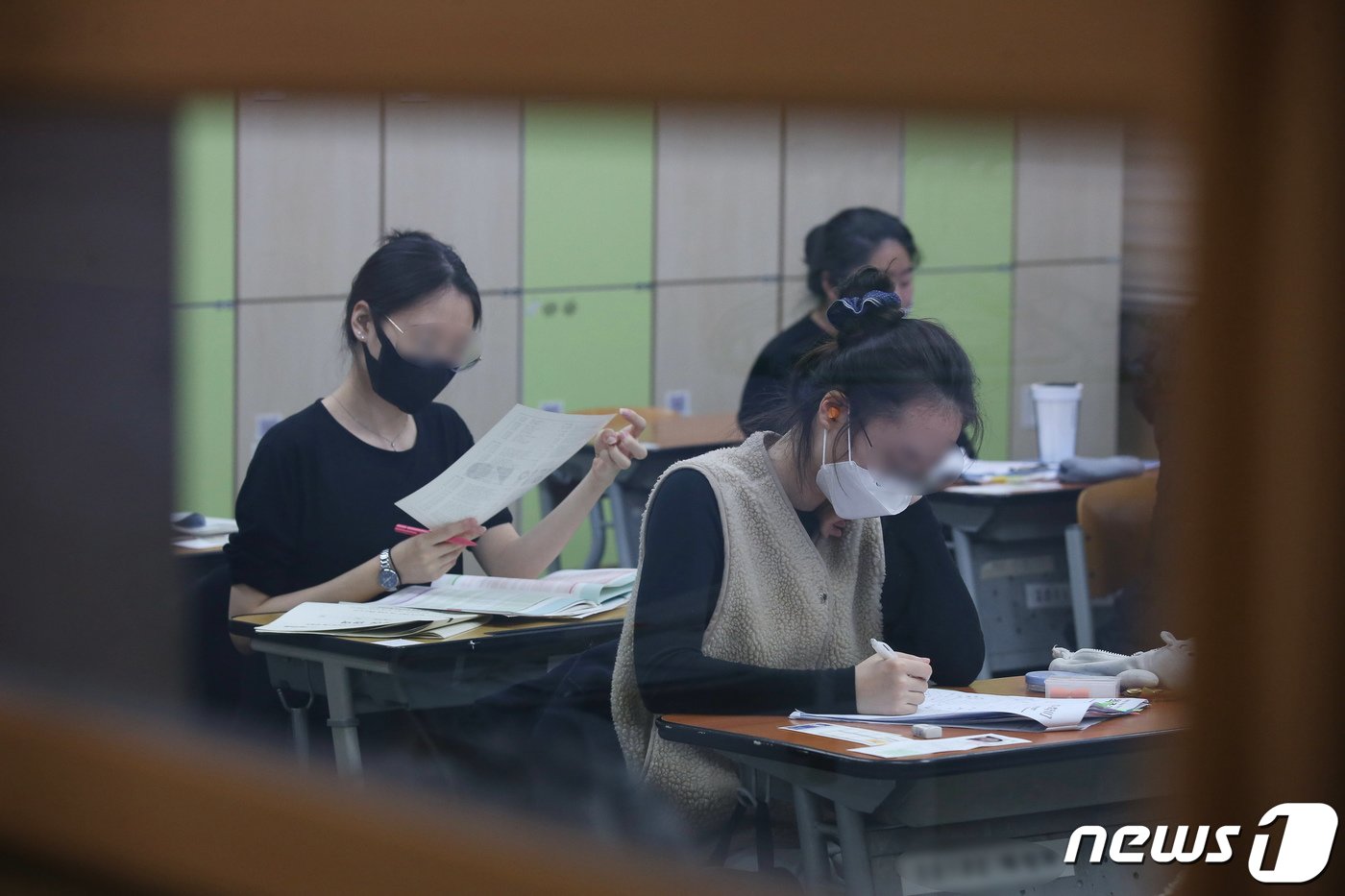 본문 이미지 - 2022학년도 대학수학능력시험일인 18일 오전 서울 용산구 선린인터넷고등학교에서 수험생들이 시험 시작 전 막바지 준비를 하고 있다. 지난해에 이어 두 번째로 신종 코로나바이러스 감염증(코로나19) 여파 속에서 치러지는 이번 대학수학능력시험(수능)은 지난해보다 1만6387명 증가한 50만9821명이 응시한 가운데 전국 86개 시험지구 1300여개 시험장에서 일제히 치러진다. 2021.11.18/뉴스1 ⓒ News1 사진공동취재단