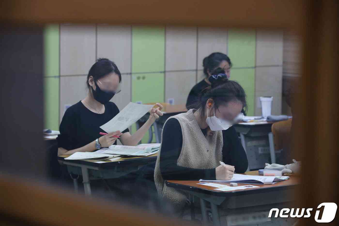 2022학년도 대학수학능력시험일인 18일 오전 서울 용산구 선린인터넷고등학교에서 수험생들이 시험 시작 전 막바지 준비를 하고 있다. 지난해에 이어 두 번째로 신종 코로나바이러스 감염증(코로나19) 여파 속에서 치러지는 이번 대학수학능력시험(수능)은 지난해보다 1만6387명 증가한 50만9821명이 응시한 가운데 전국 86개 시험지구 1300여개 시험장에서 일제히 치러진다. 2021.11.18/뉴스1 © News1 사진공동취재단