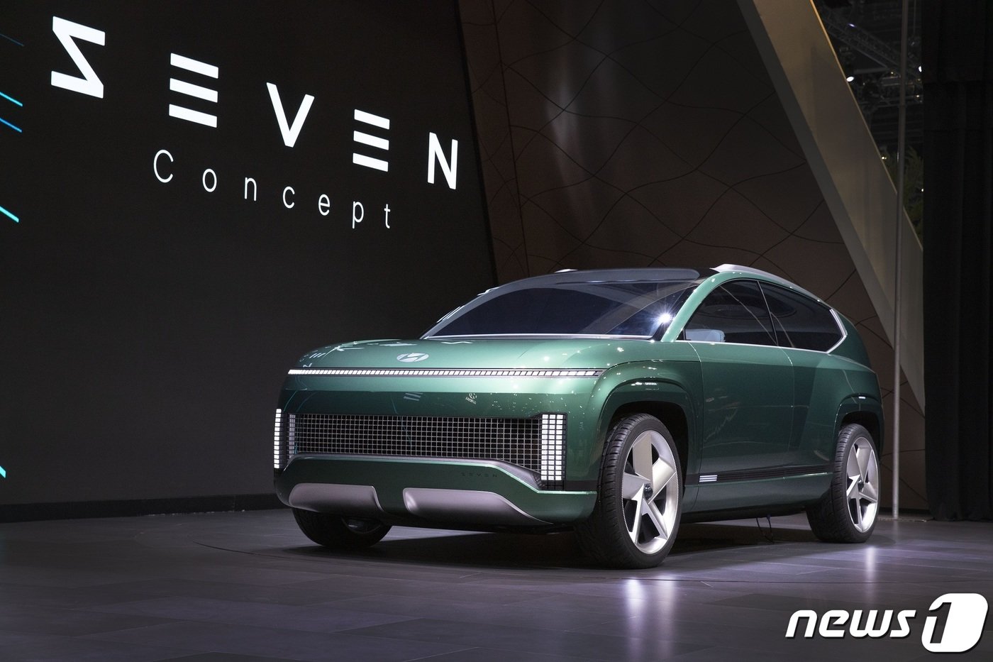 본문 이미지 - 현대자동차는 미국 LA 컨벤션 센터에서 열린 '2021 LA 오토쇼'(2021 Los Angeles Auto Show)에서 전기 SUV 콘셉트카 '세븐'(SEVEN)을 선보였다. (현대차 제공) 2021.11.18/뉴스1
