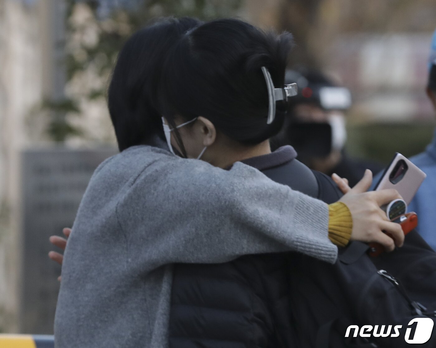 본문 이미지 - 2022학년도 대학수학능력시험이 치러진 18일 오전 울산 남구 울산여자고등학교에서 한 학부모가 수험생 딸을 안아주고 있다. /뉴스1 ⓒ News1 윤일지 기자