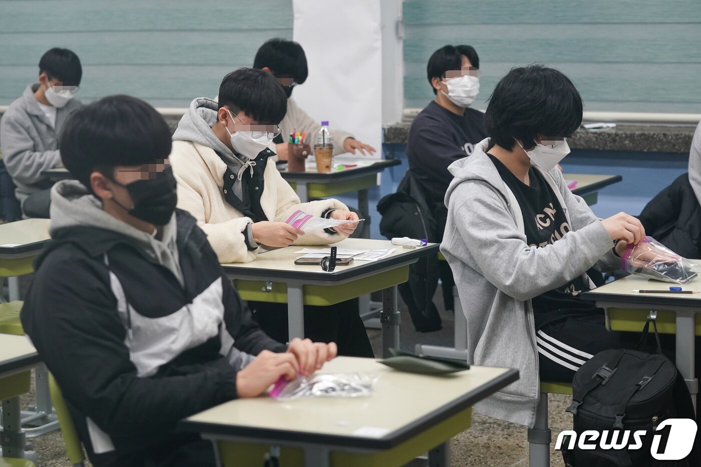 본문 이미지 - 2022학년도 대학수학능력시험일인 18일 오전 서울 여의도고등학교에서 수험생들이 시험 시작 전 전자기기를 반납하고 있다. /뉴스1 ⓒ News1 사진공동취재단