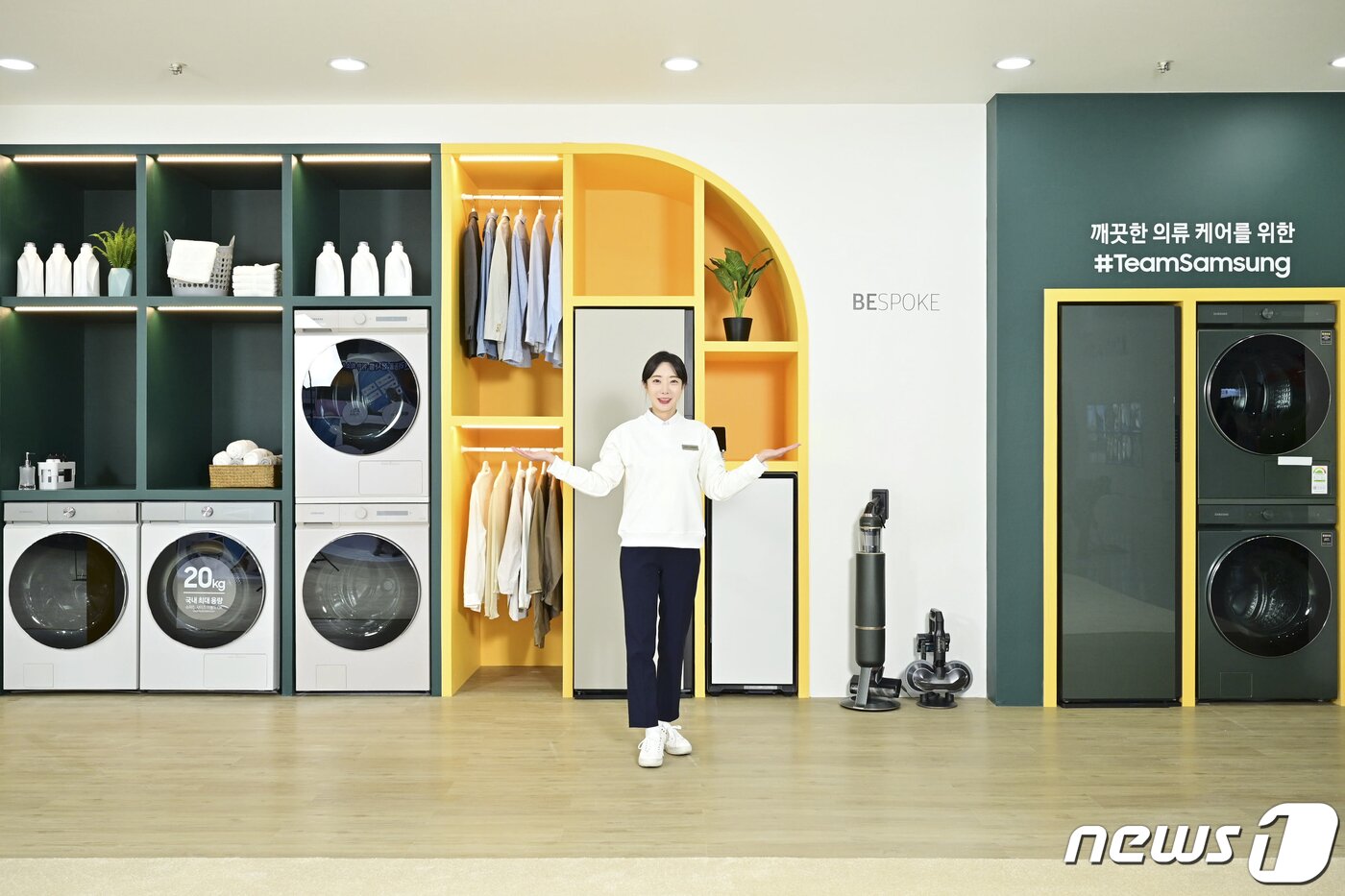 본문 이미지 - 삼성전자는 광주 김대중컨벤션센터에서 열리는 ‘2021 국제 IoT·가전·로봇박람회’에 참가해 '비스포크'(BESPOKE) 가전과 '스마트싱스'(SmartThings)를 기반으로 연결성이 한층 강화된 스마트홈을 선보였다. /뉴스1