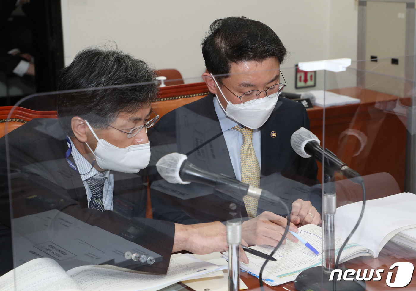 (서울=뉴스1) 구윤성 기자 = 이억원 기획재정부 1차관(오른쪽)과 유형철 국고국장이 18일 서울 여의도 국회에서 열린 기획재정위원회 경제재정소위원회에 출석해 자료를 검토하고 있다 …