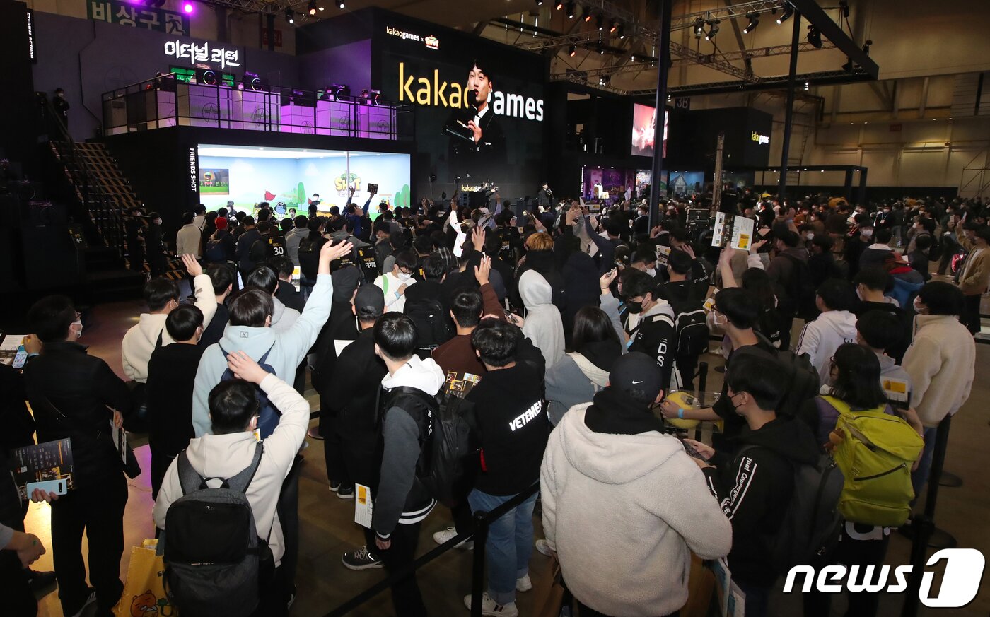 본문 이미지 - 지난해 부산 해운대구 벡스코 제1전시장에서 열린 국제게임전시대회 '지스타'를 찾은 관람객들이 부스를 둘러보고 있다.2021.11.18/뉴스1 ⓒ News1 DB