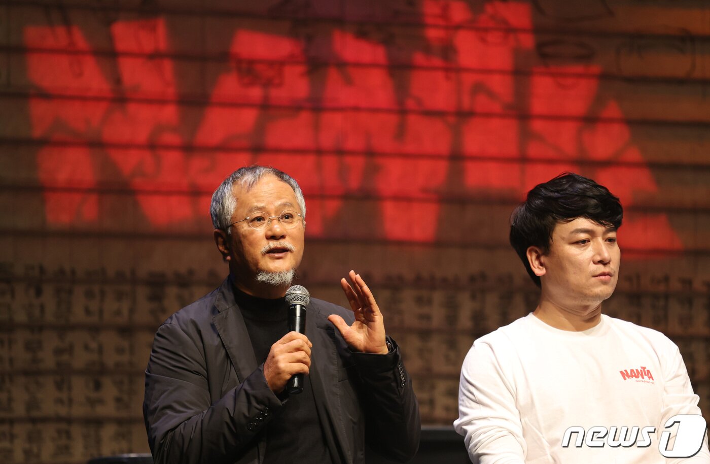 본문 이미지 - 난타 제작자인 송승환 PMC프러덕션 예술감독이 18일 오후 서울 중구 명동 난타 전용관에서 재개막을 앞두고 열린 프레스콜 행사에서 취재진의 질문에 답하고 있다. 신종 코로나바이러스 감염증(코로나19) 여파로 중단됐던 '난타' 공연이 21개월 만에 재개된다. '난타'는 오는 12월 2일부터 31일까지 서울 중구 명동 전용관에서 관객을 만난다. 배우 송승환이 제작한 '난타'는 1997년 초연 이후 세계 58개국 318개 도시 투어를 통해 누적 관객 1천400만 명을 돌파한 대표적인 한류 공연이다. 2021.11.18/뉴스1 ⓒ News1 박지혜 기자